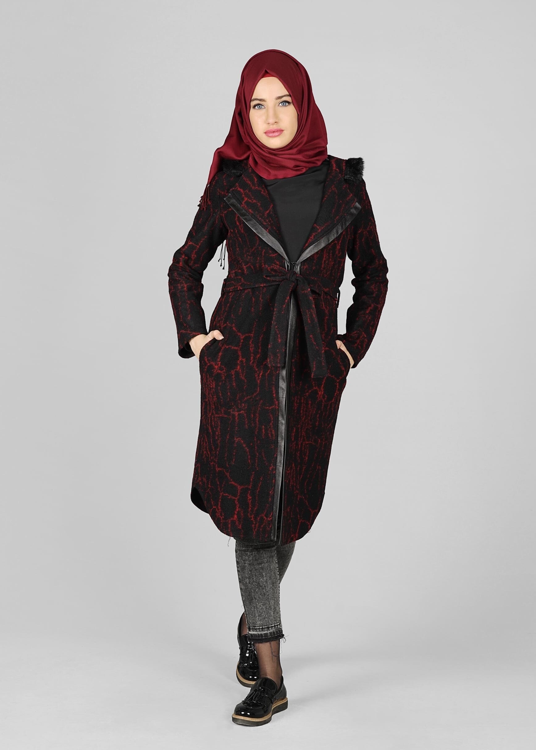 Tesettür giyim SİYAH DESENLİ KAPÜŞONLU CEKET 4063