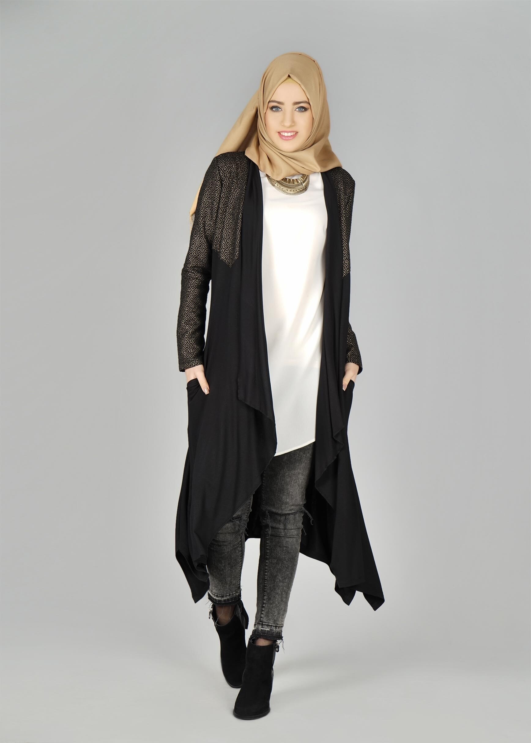 Tesettür giyim SİYAH DESENLİ HIRKA 4997-1