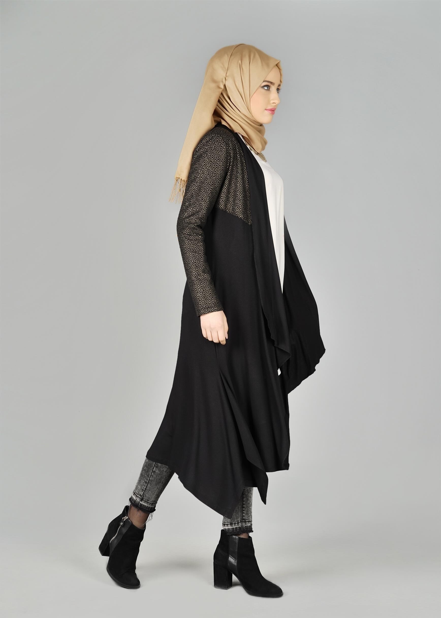 Tesettür giyim SİYAH DESENLİ HIRKA 4997-1