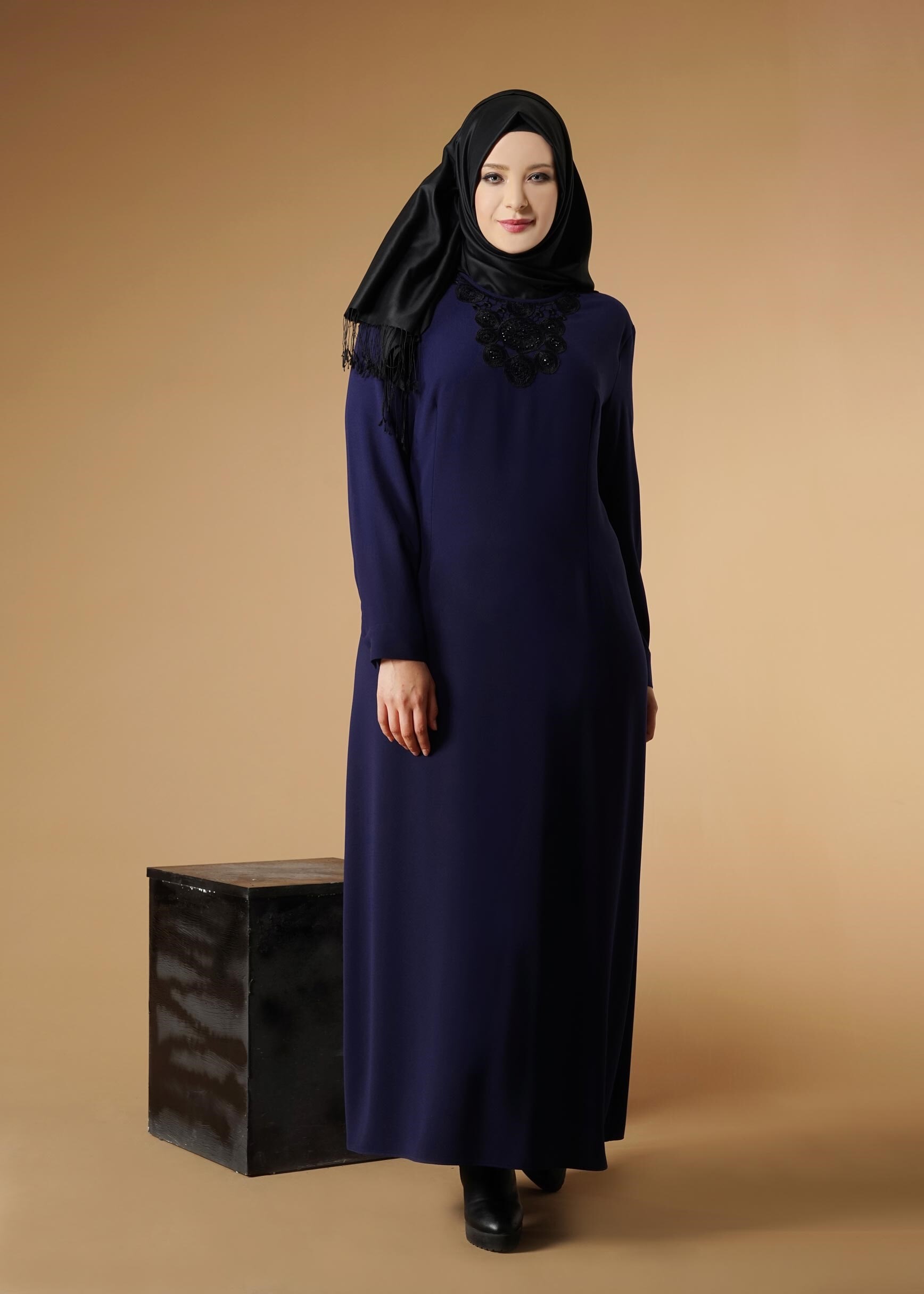 Tesettür giyim LACİVERT NAKIŞ DETAYLI ELBİSE 2619 