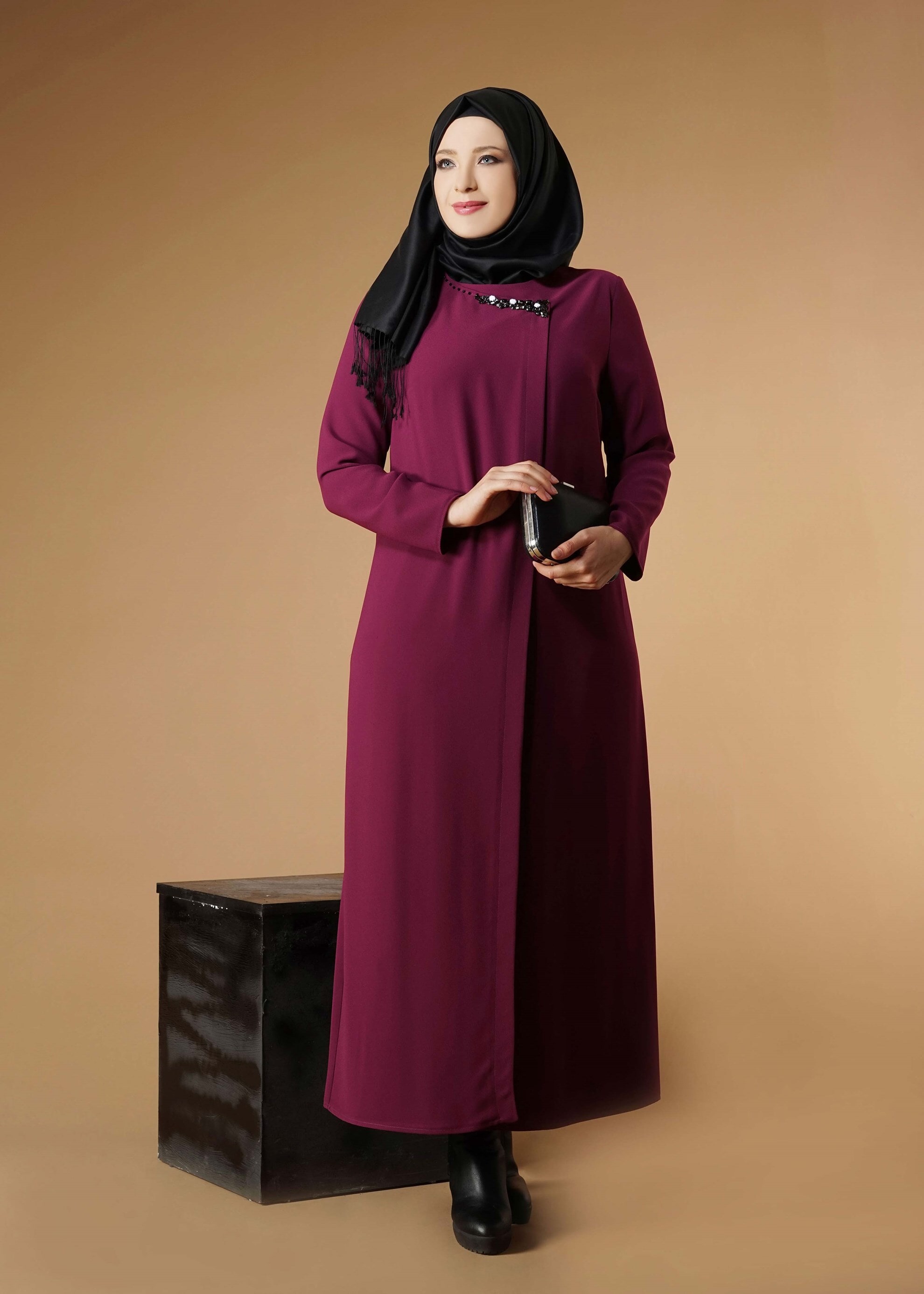 Vêtements hijab PRUNE ROBE BRODÉE DE GEMMES 2646