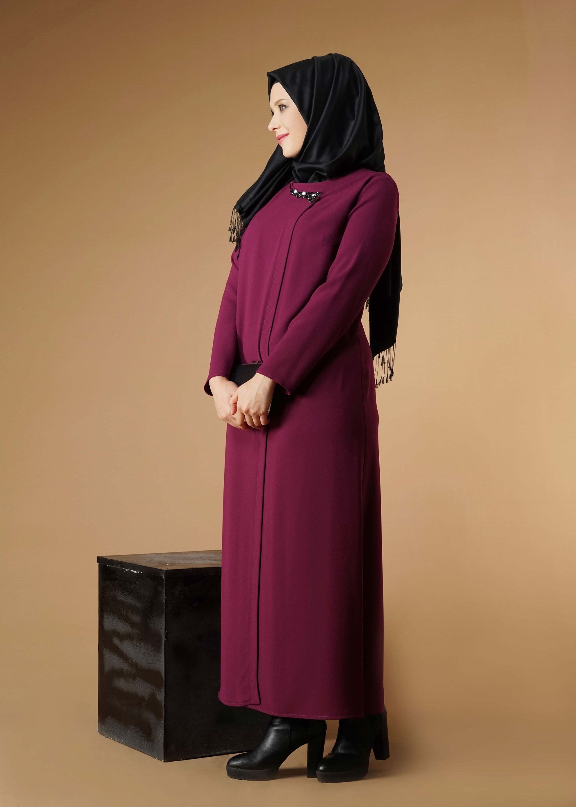 Vêtements hijab PRUNE ROBE BRODÉE DE GEMMES 2646
