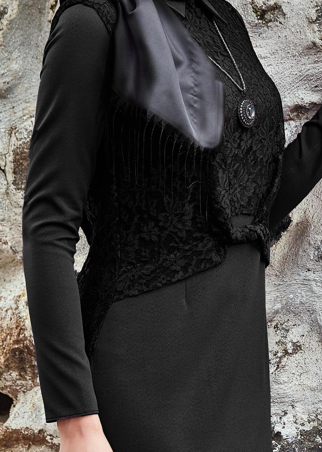 Tesettür giyim SİYAH DANTEL DETAYLI ELBİSE 4701 