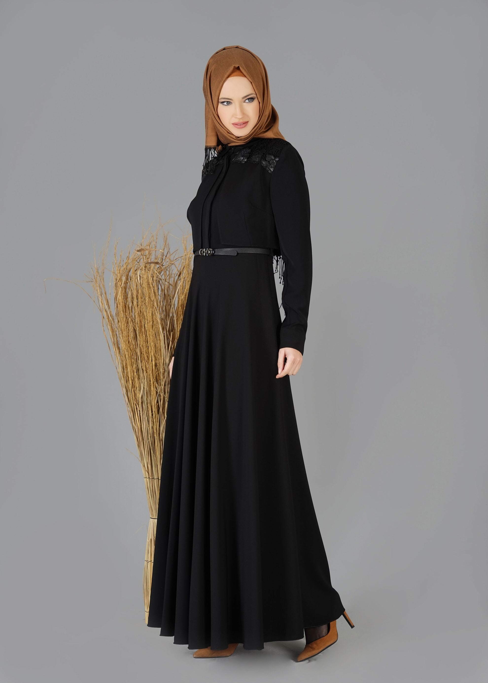 Tesettür giyim SİYAH OMUZLARI DANTEL DETAYLI ELBİSE 4702 