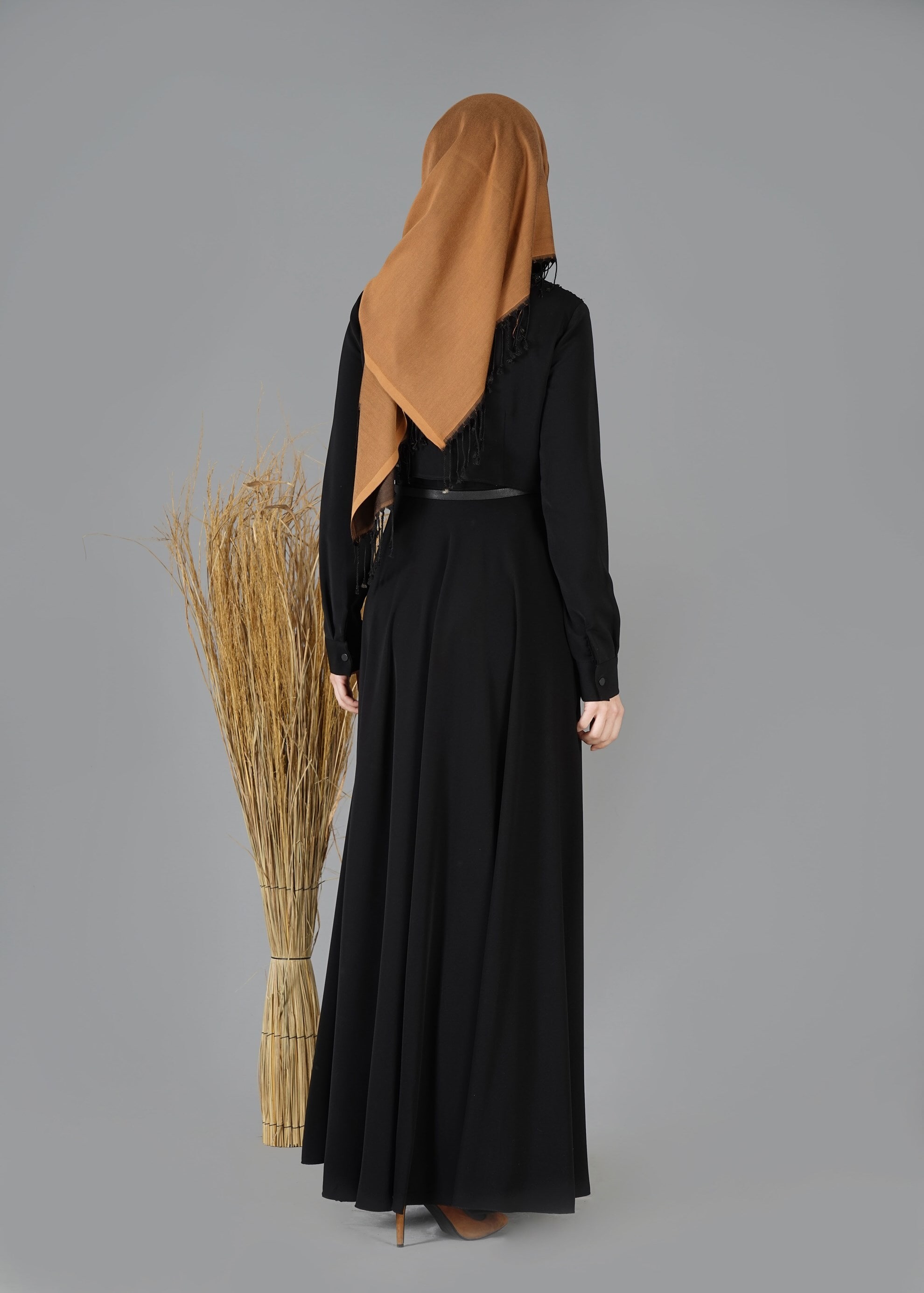 Tesettür giyim SİYAH OMUZLARI DANTEL DETAYLI ELBİSE 4702 