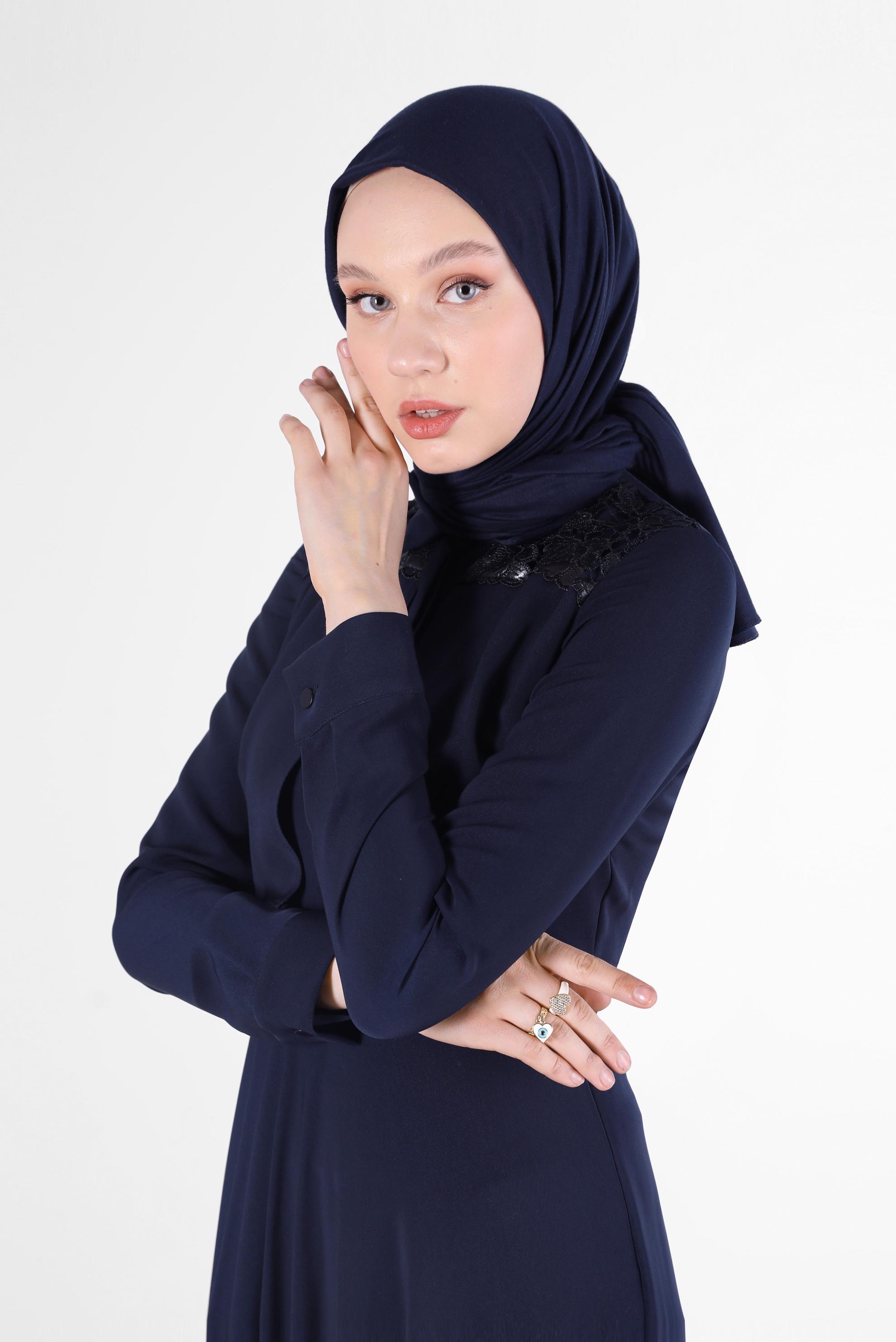 Tesettür giyim LACİVERT OMUZLARI DANTEL DETAYLI ELBİSE 4702 