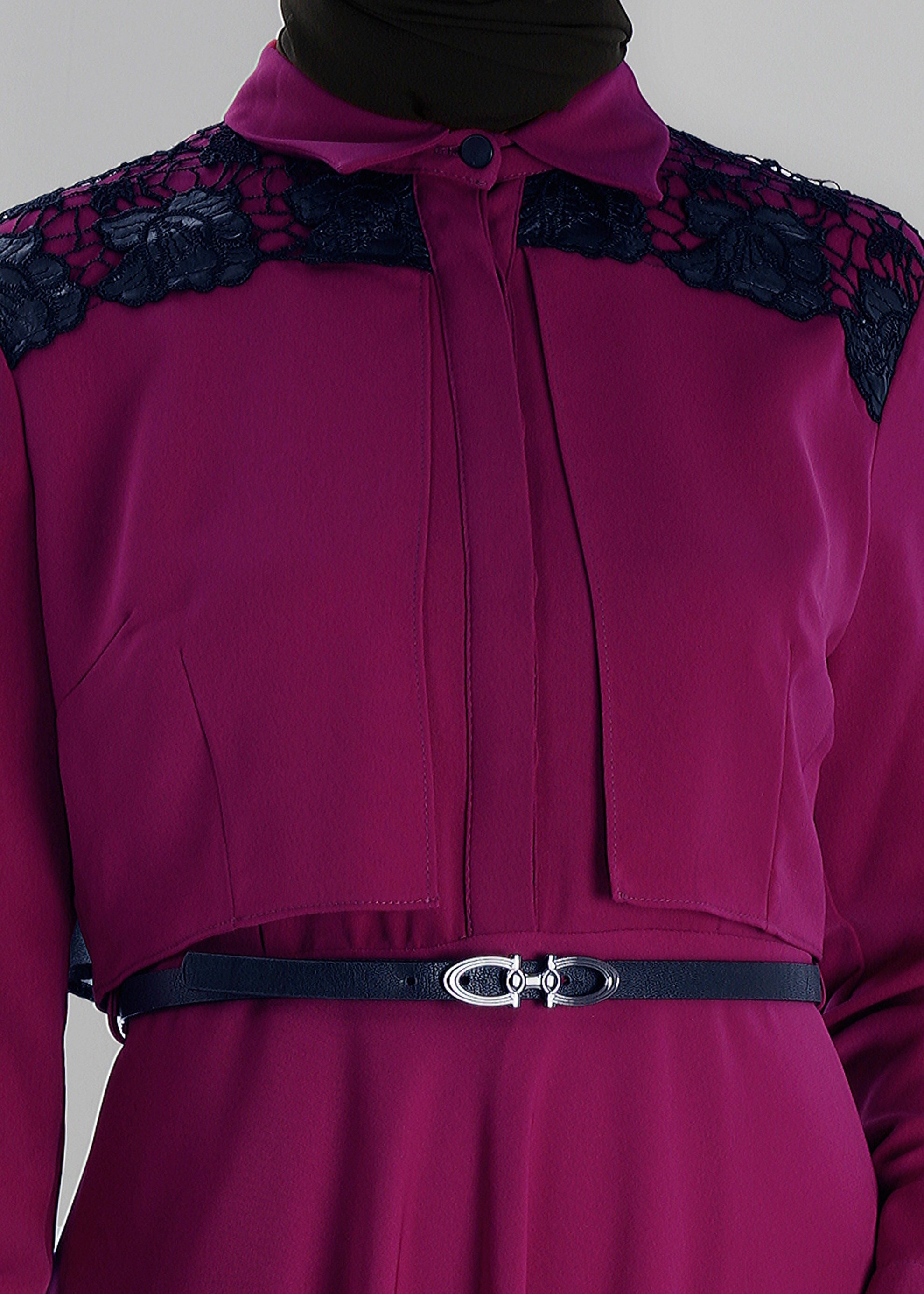 Tesettür giyim MOR OMUZLARI DANTEL DETAYLI ELBİSE 4702 