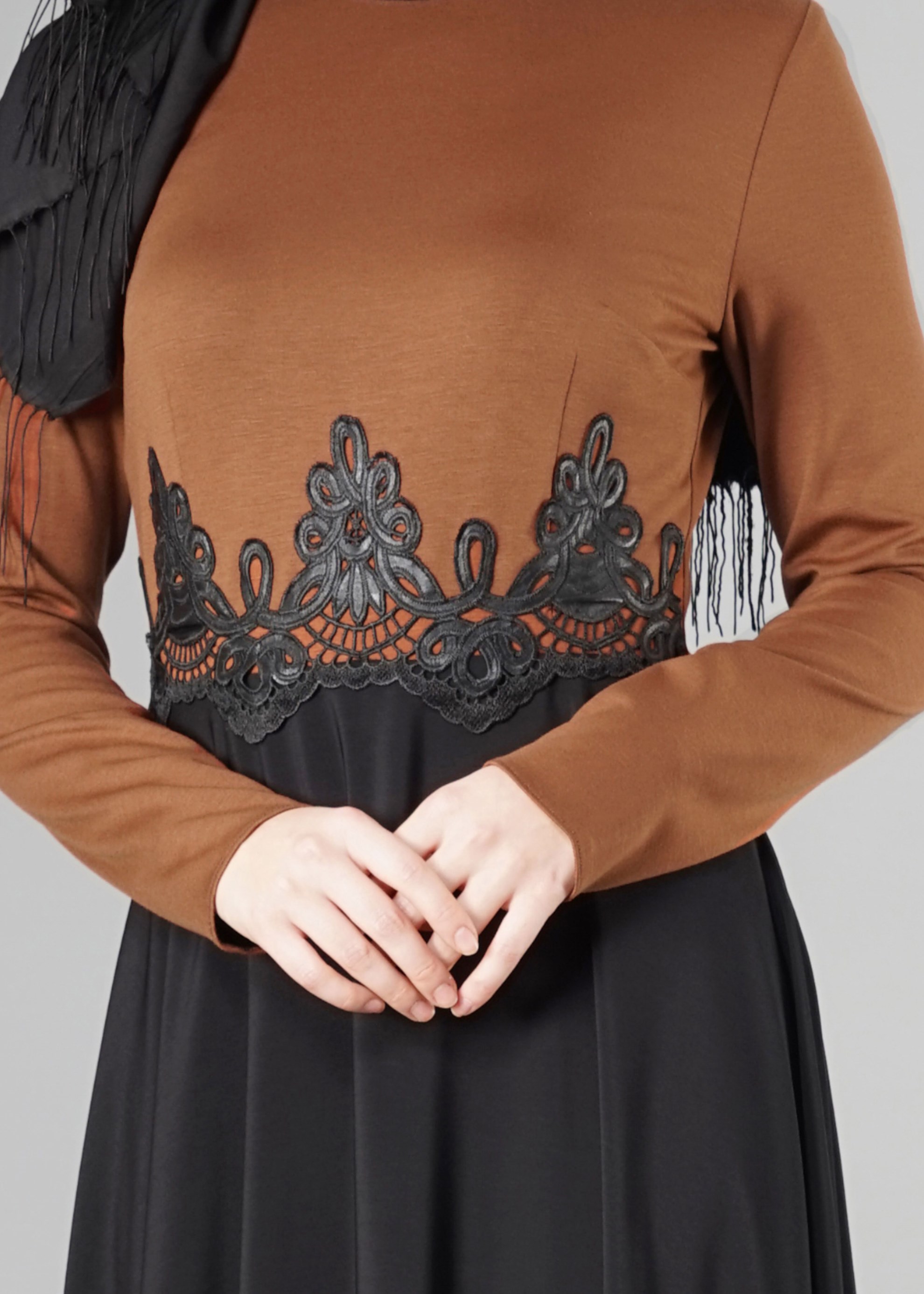 Tesettür giyim TURUNCU DERİ DESEN DETAYLI ELBİSE 4902 