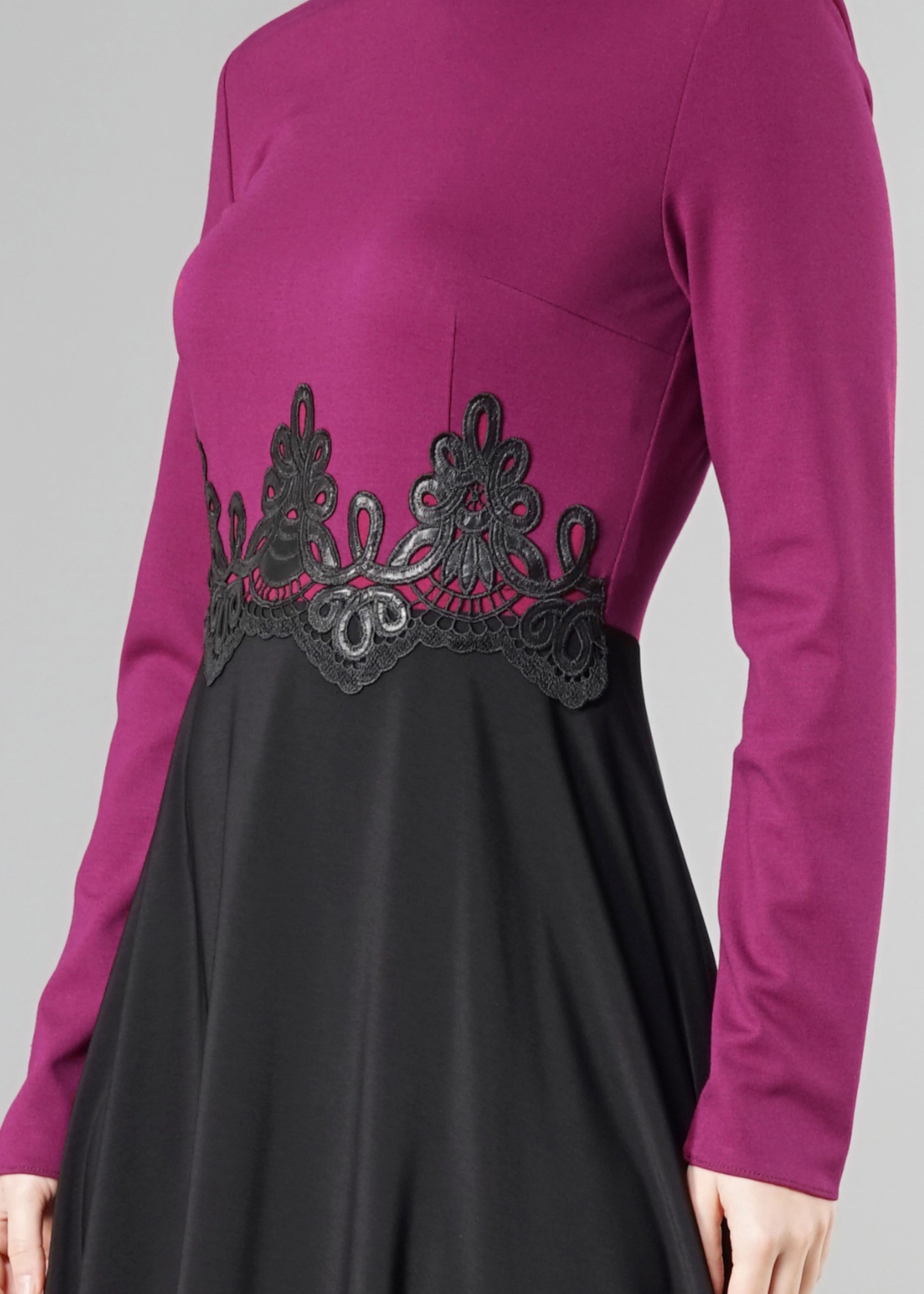 Tesettür giyim MOR DERİ DESEN DETAYLI ELBİSE 4902 