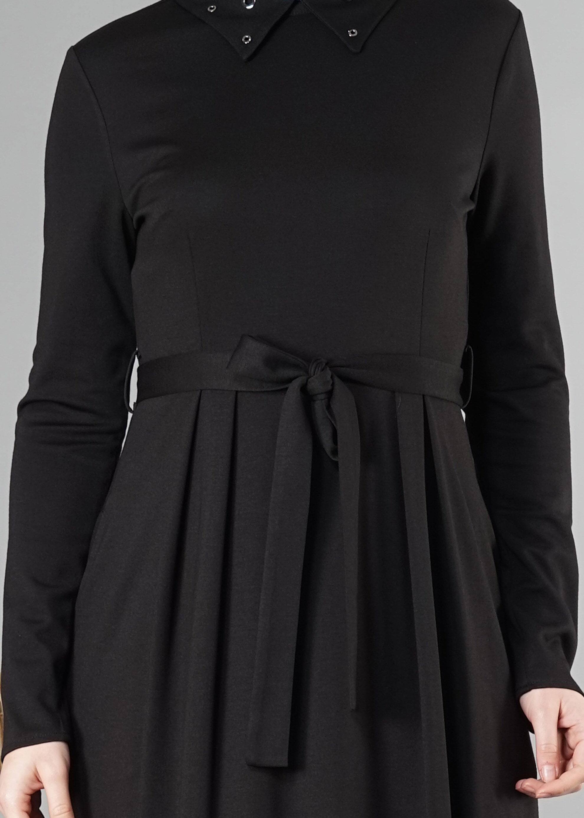 Tesettür giyim SİYAH KUŞGÖZÜ DETAYLI KUŞAKLI ELBİSE 4906 