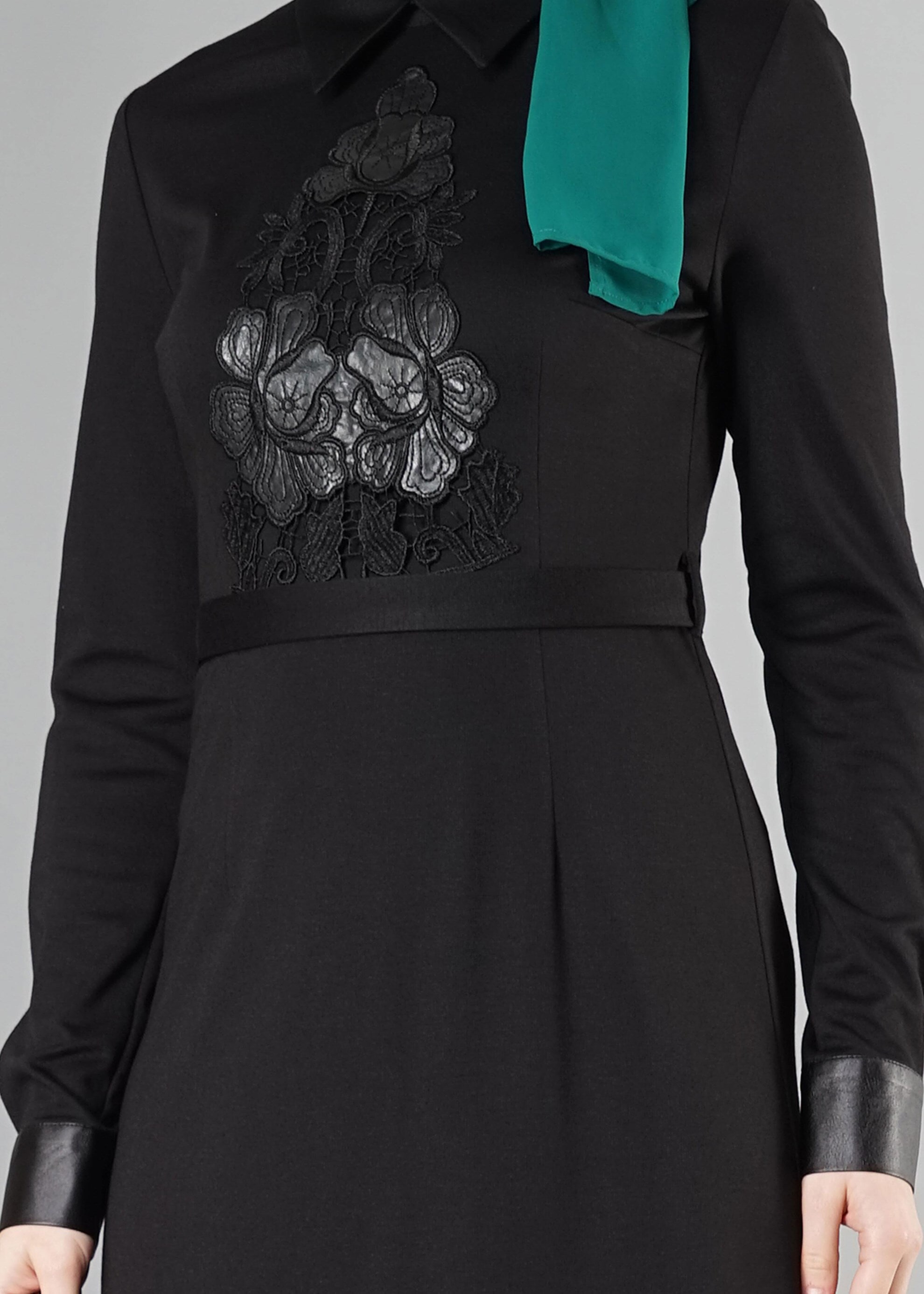 Tesettür giyim SİYAH GÜPÜR DETAYLI ELBİSE 4907 