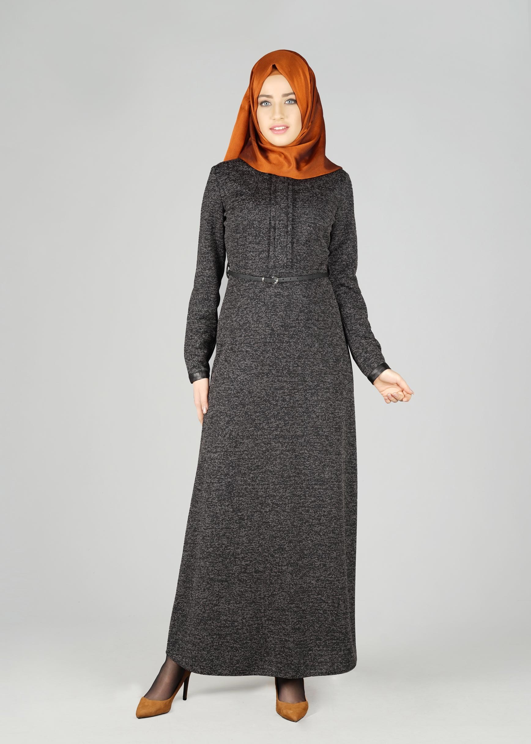 Tesettür giyim SİYAH YAKASI KUŞGÖZÜ DETAYLI ELBİSE 4946 