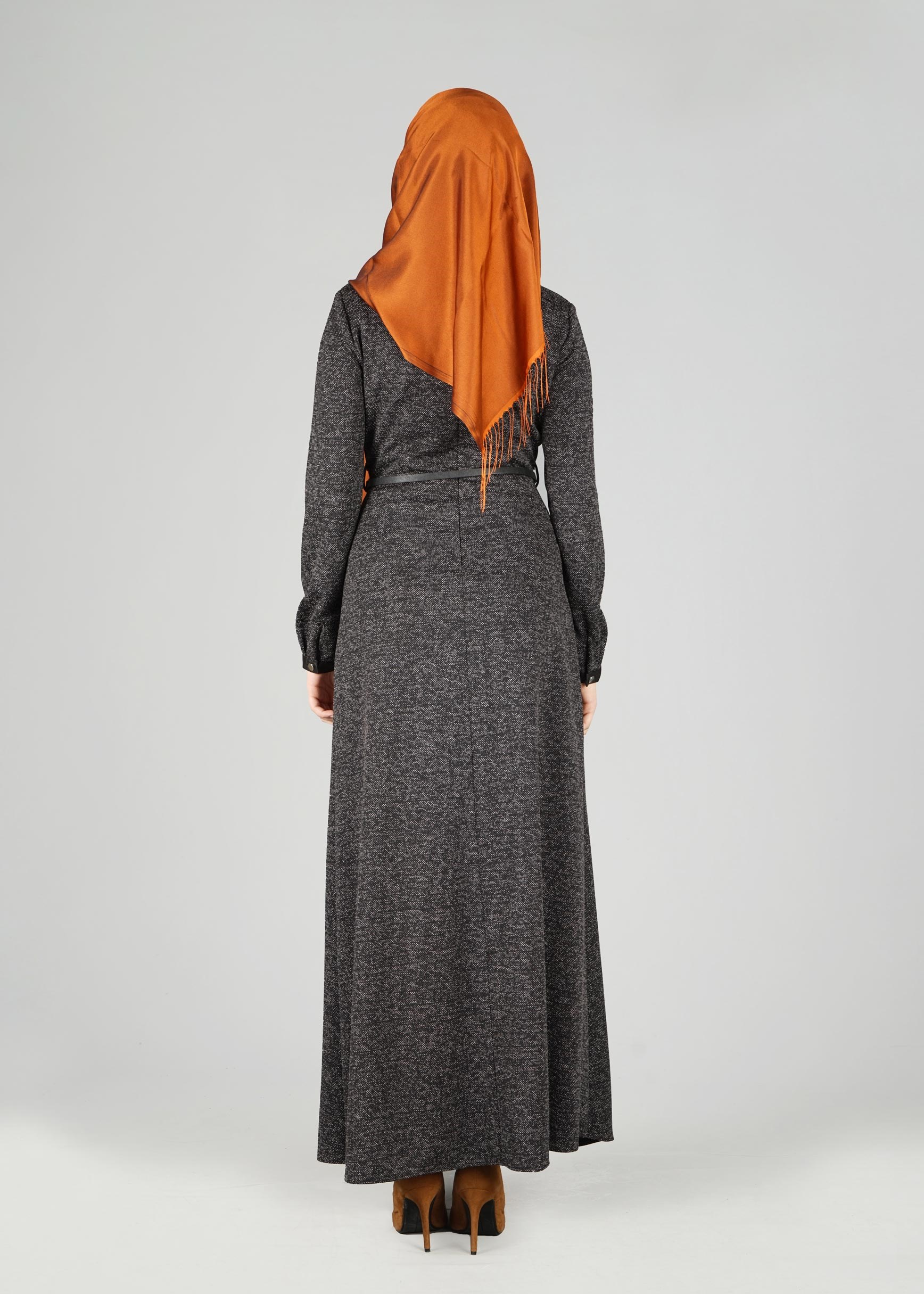 Tesettür giyim SİYAH YAKASI KUŞGÖZÜ DETAYLI ELBİSE 4946 