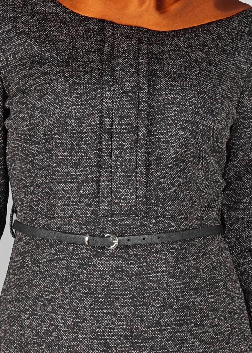 Tesettür giyim SİYAH YAKASI KUŞGÖZÜ DETAYLI ELBİSE 4946 