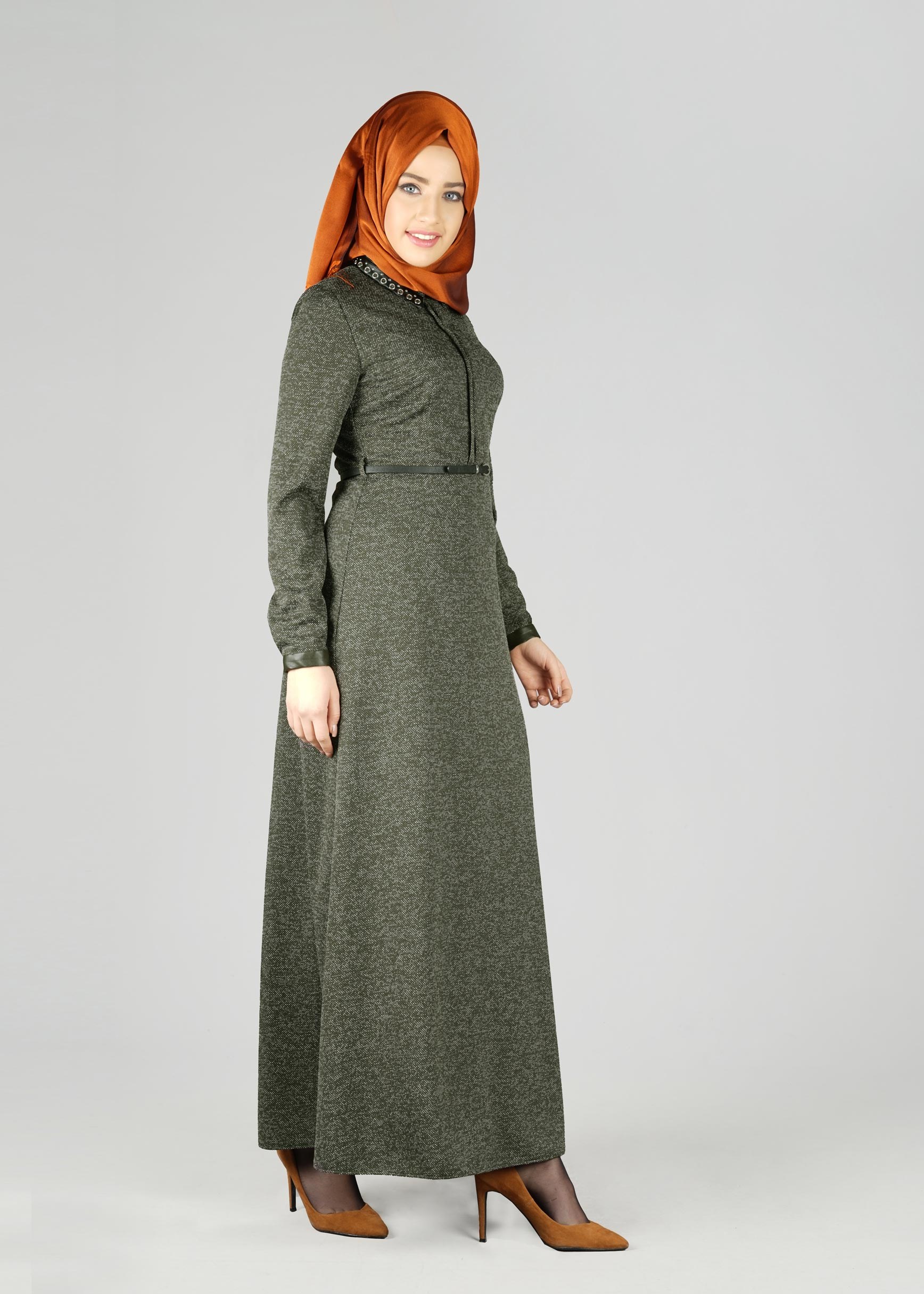 Tesettür giyim HAKİ YAKASI KUŞGÖZÜ DETAYLI ELBİSE 4946 