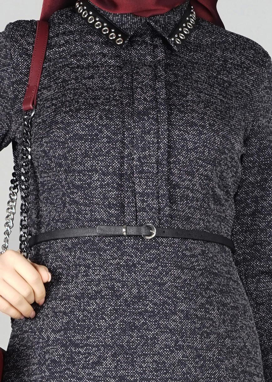 Tesettür giyim LACİVERT YAKASI KUŞGÖZÜ DETAYLI ELBİSE 4946 