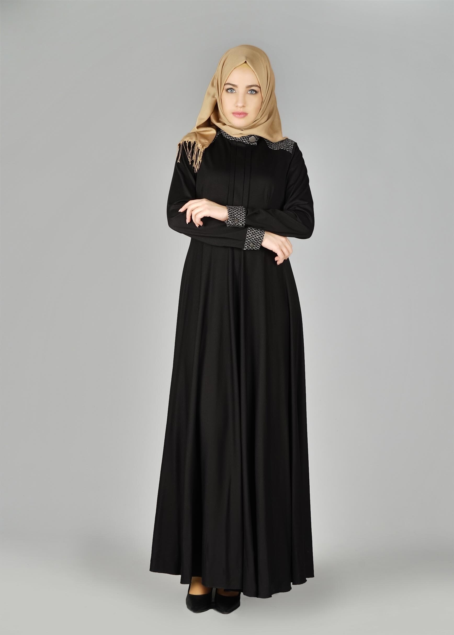 Tesettür giyim SİYAH MANŞETLERİ VE OMZU DESENLİ ELBİSE 4961 