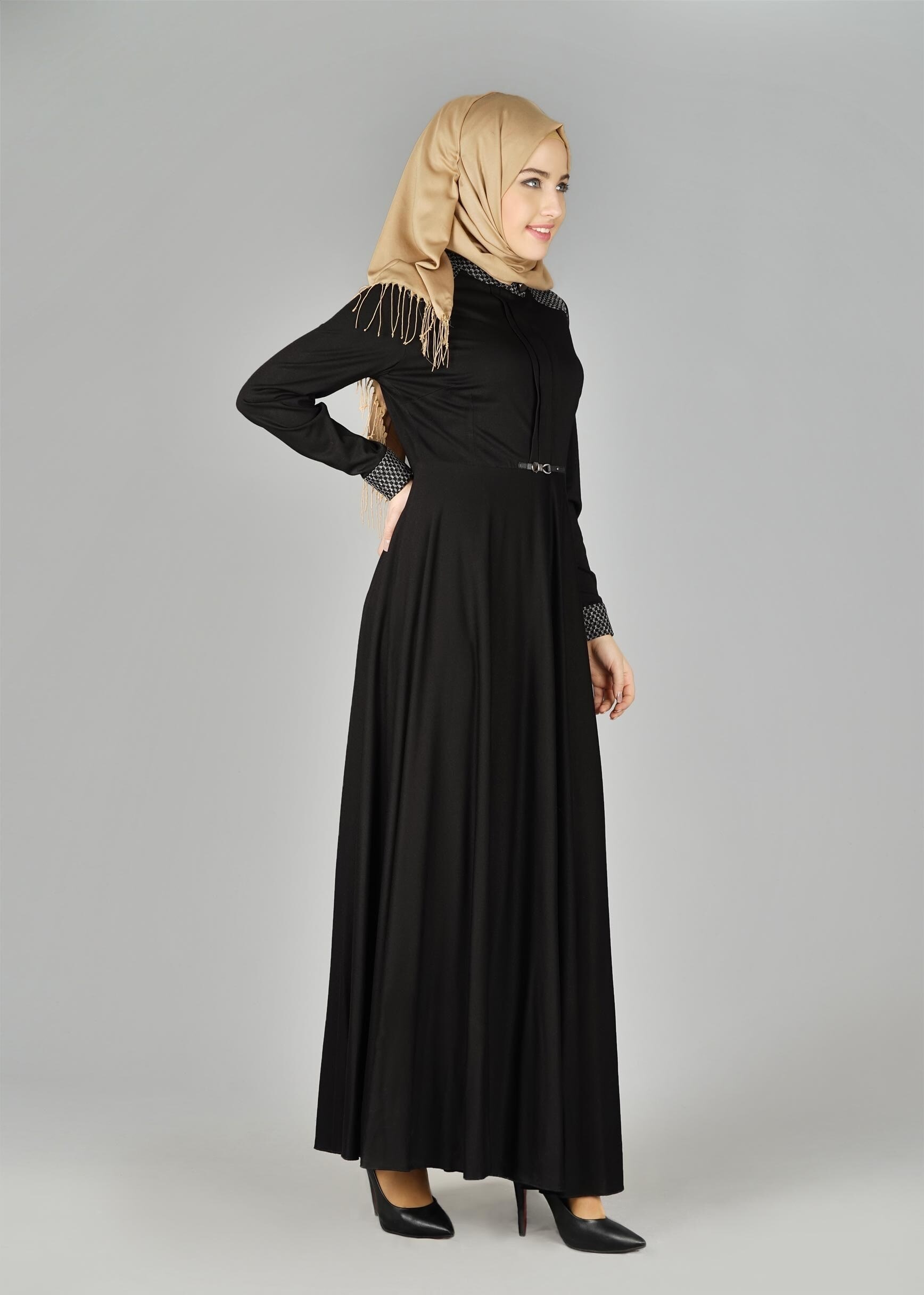 Tesettür giyim SİYAH MANŞETLERİ VE OMZU DESENLİ ELBİSE 4961 