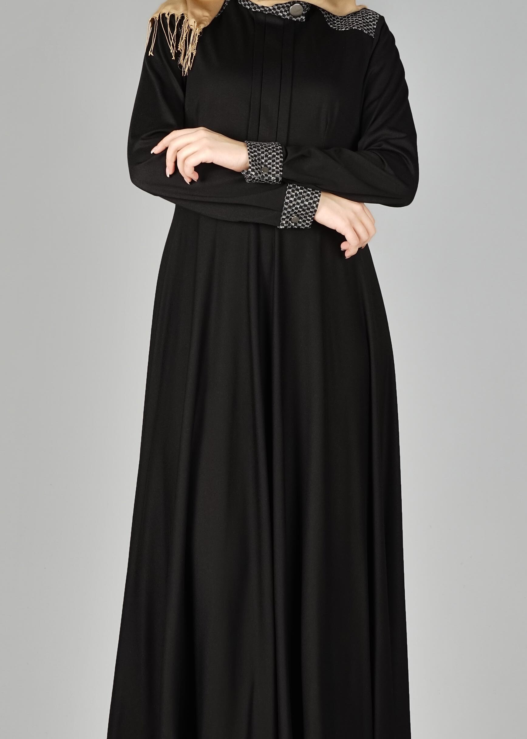 Tesettür giyim SİYAH MANŞETLERİ VE OMZU DESENLİ ELBİSE 4961 