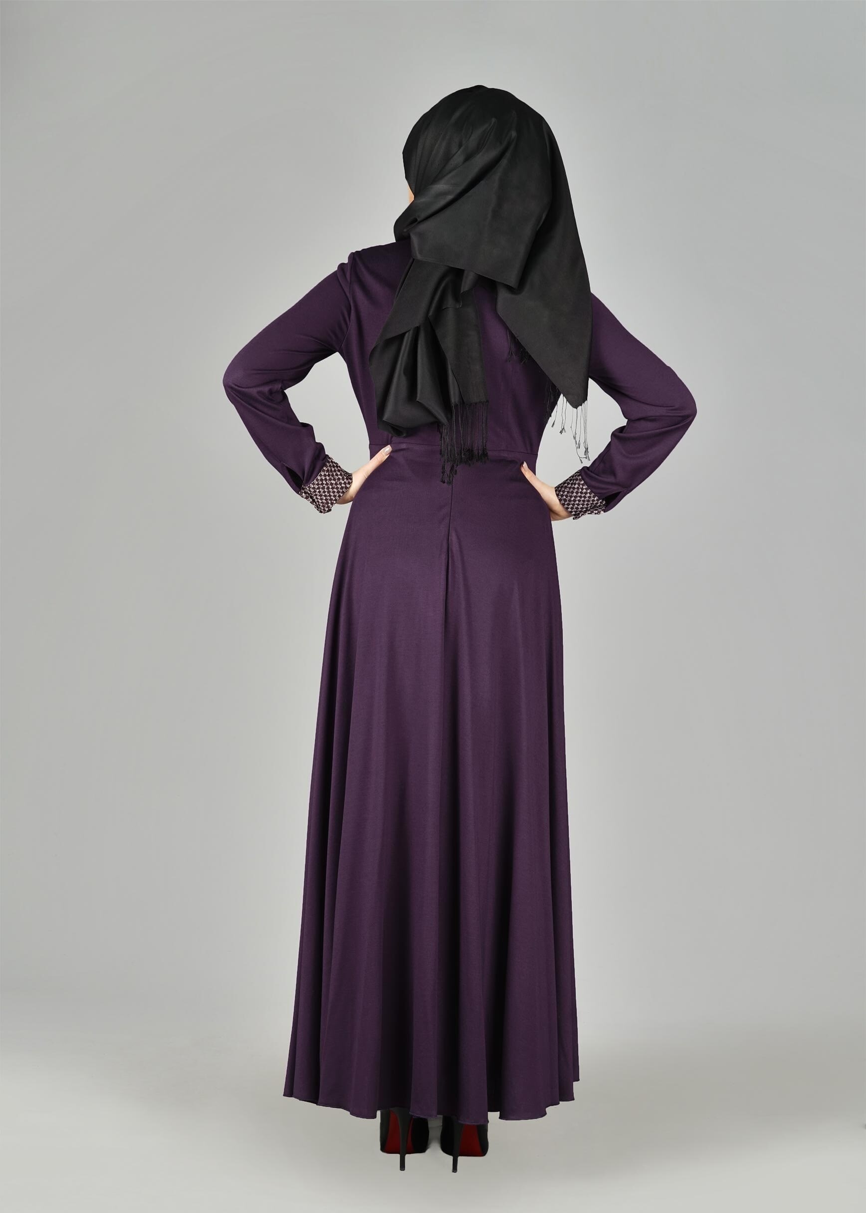 Tesettür giyim MOR MANŞETLERİ VE OMZU DESENLİ ELBİSE 4961 