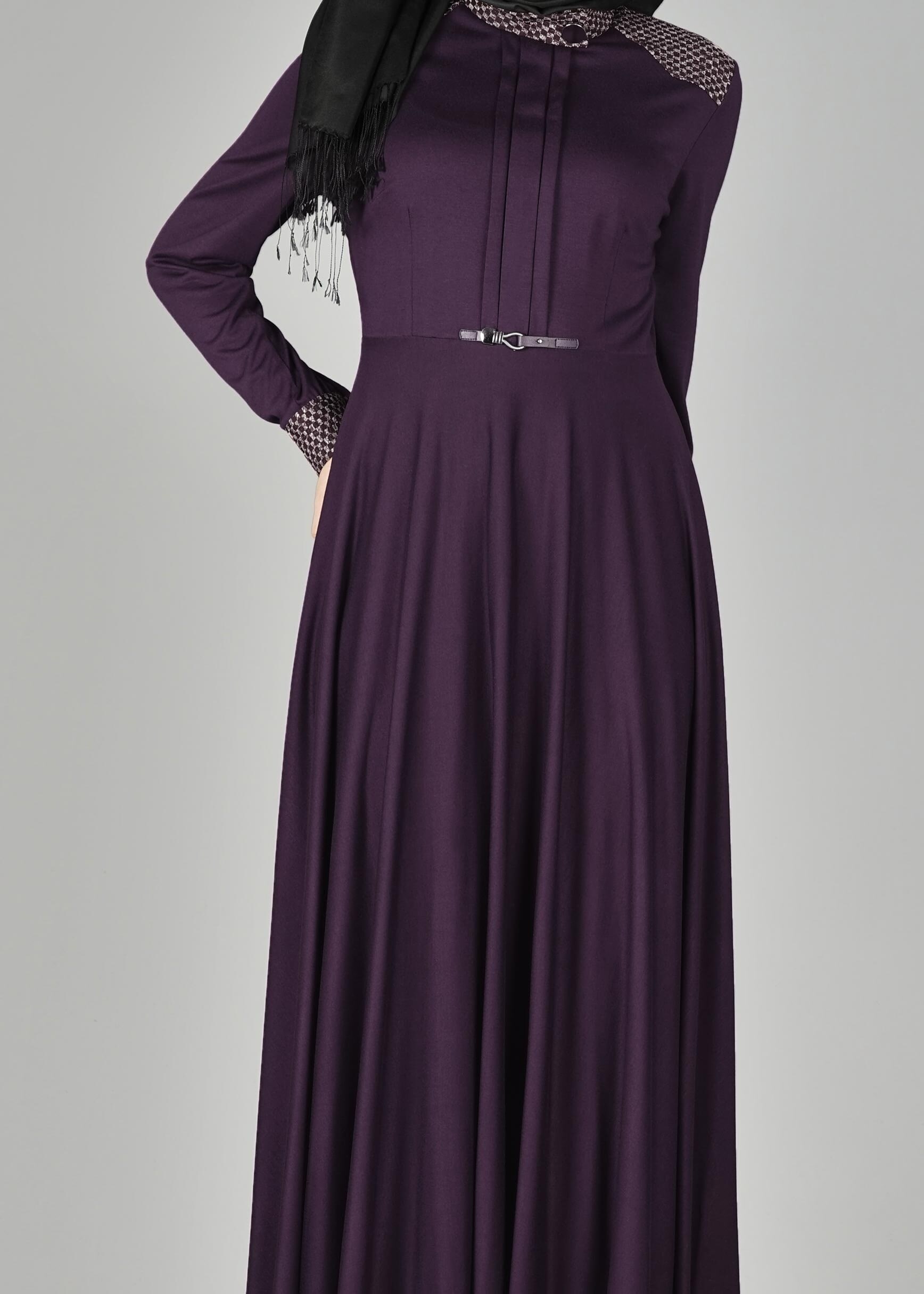 Tesettür giyim MOR MANŞETLERİ VE OMZU DESENLİ ELBİSE 4961 