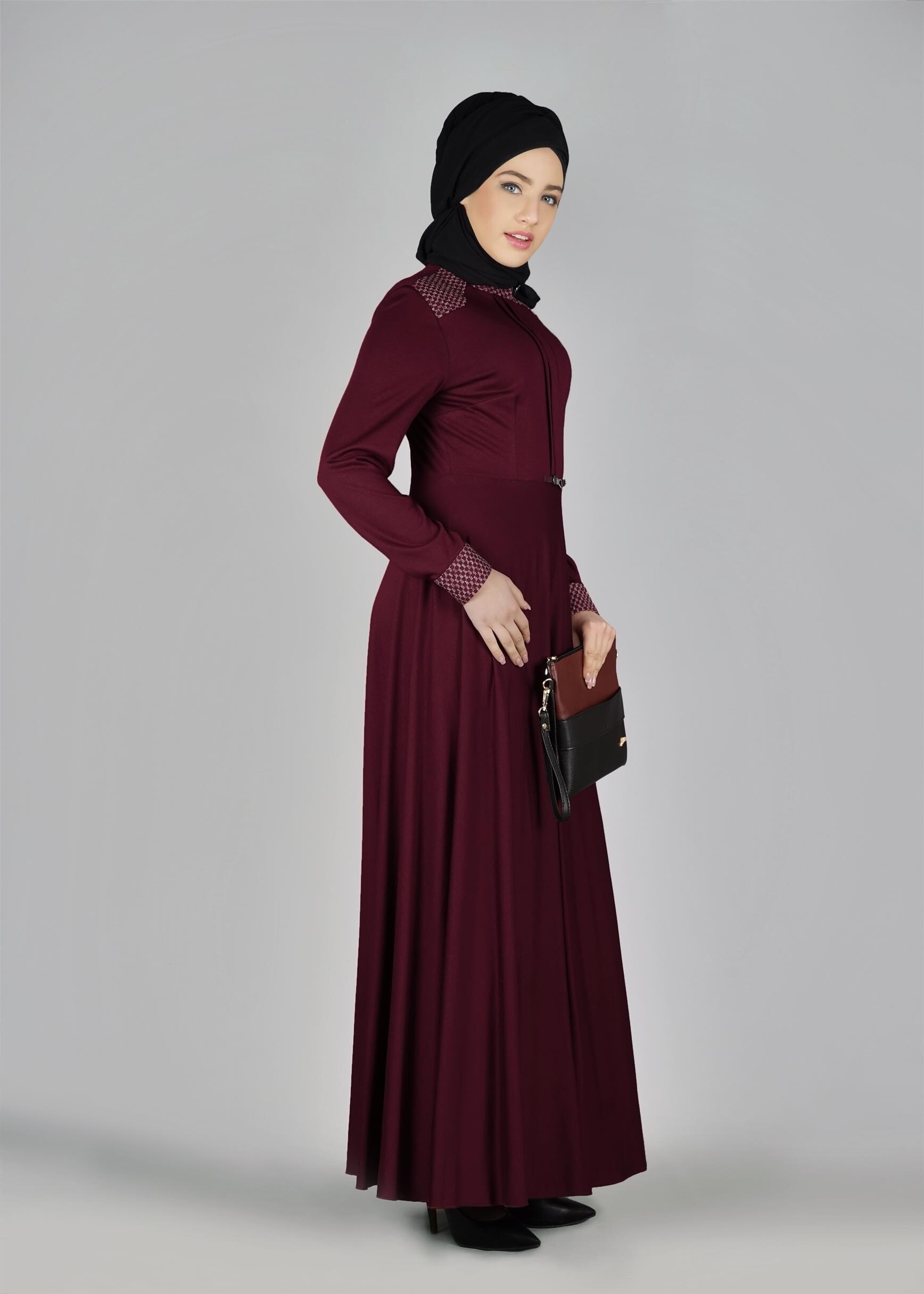 Tesettür giyim BORDO MANŞETLERİ VE OMZU DESENLİ ELBİSE 4961 