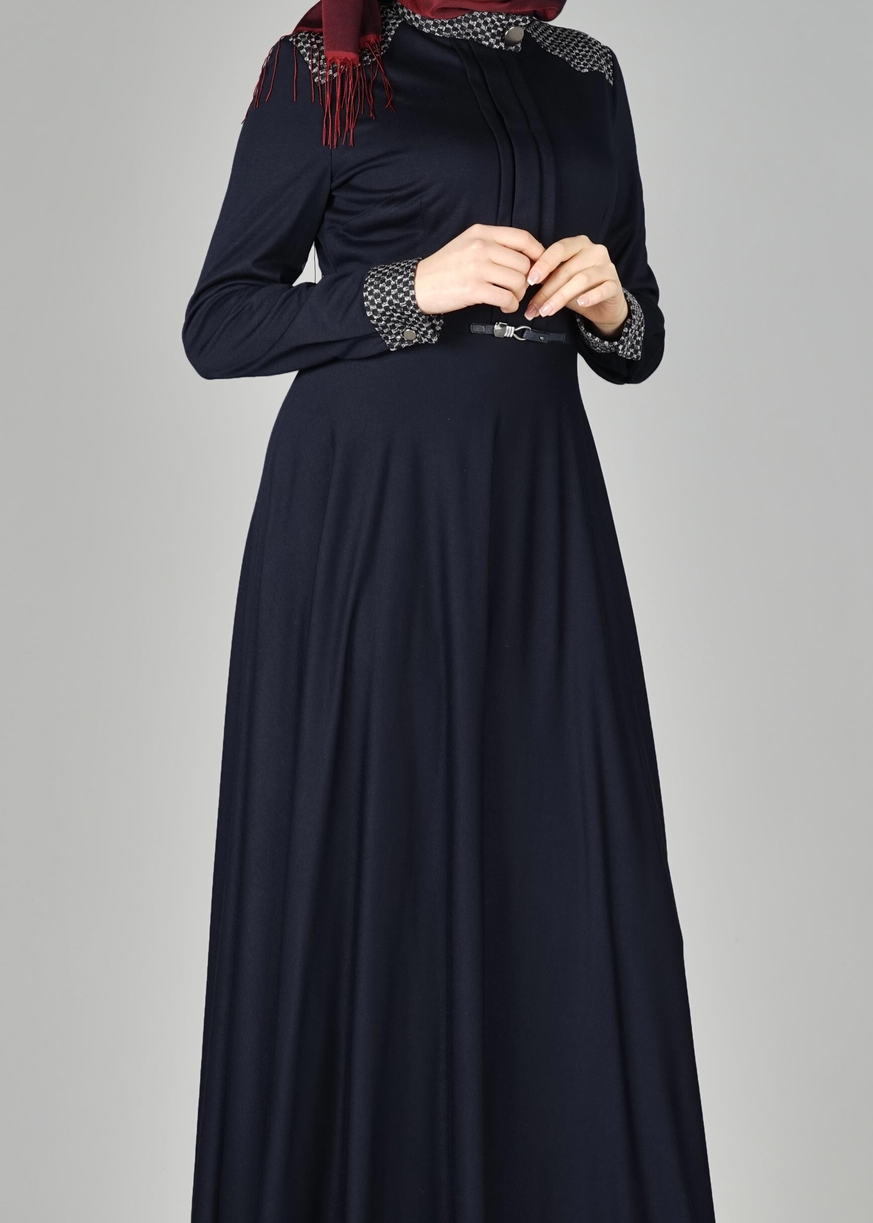 Tesettür giyim LACİVERT MANŞETLERİ VE OMZU DESENLİ ELBİSE 4961 