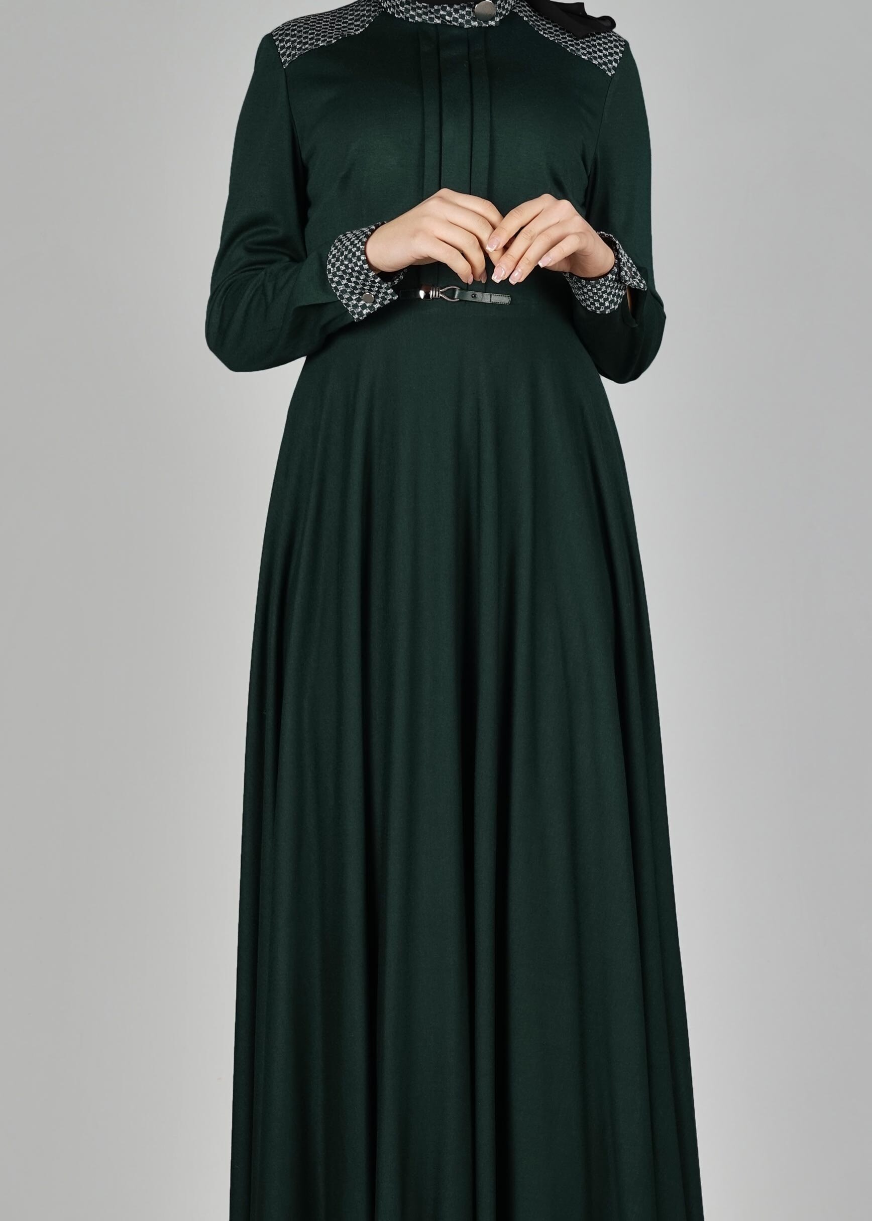 Tesettür giyim YEŞİL MANŞETLERİ VE OMZU DESENLİ ELBİSE 4961 