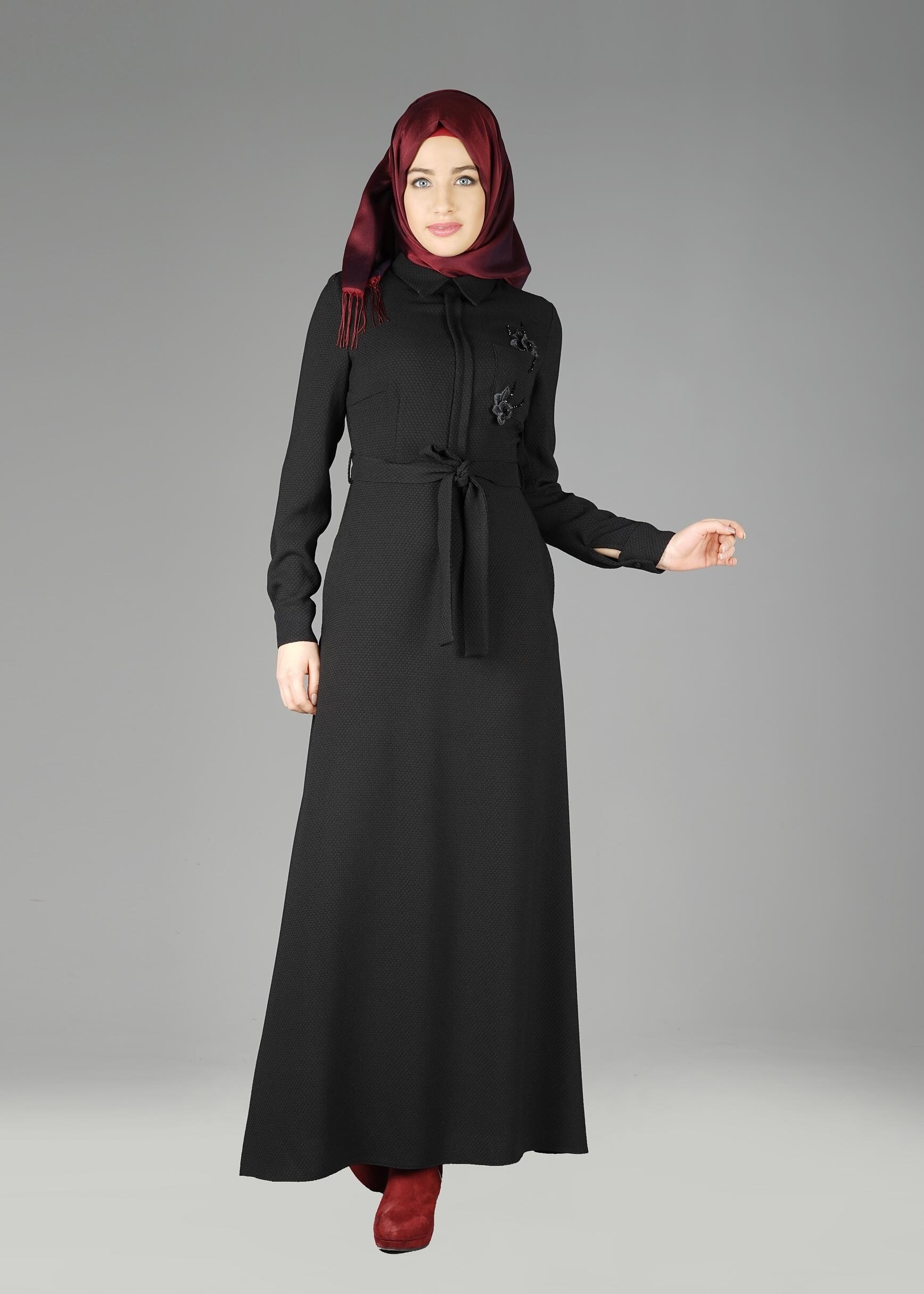 Tesettür giyim SİYAH BELİ KUŞAKLI ÜÇ BOYUTLU ÇİÇEK DETAYLI ELBİSE  4969 