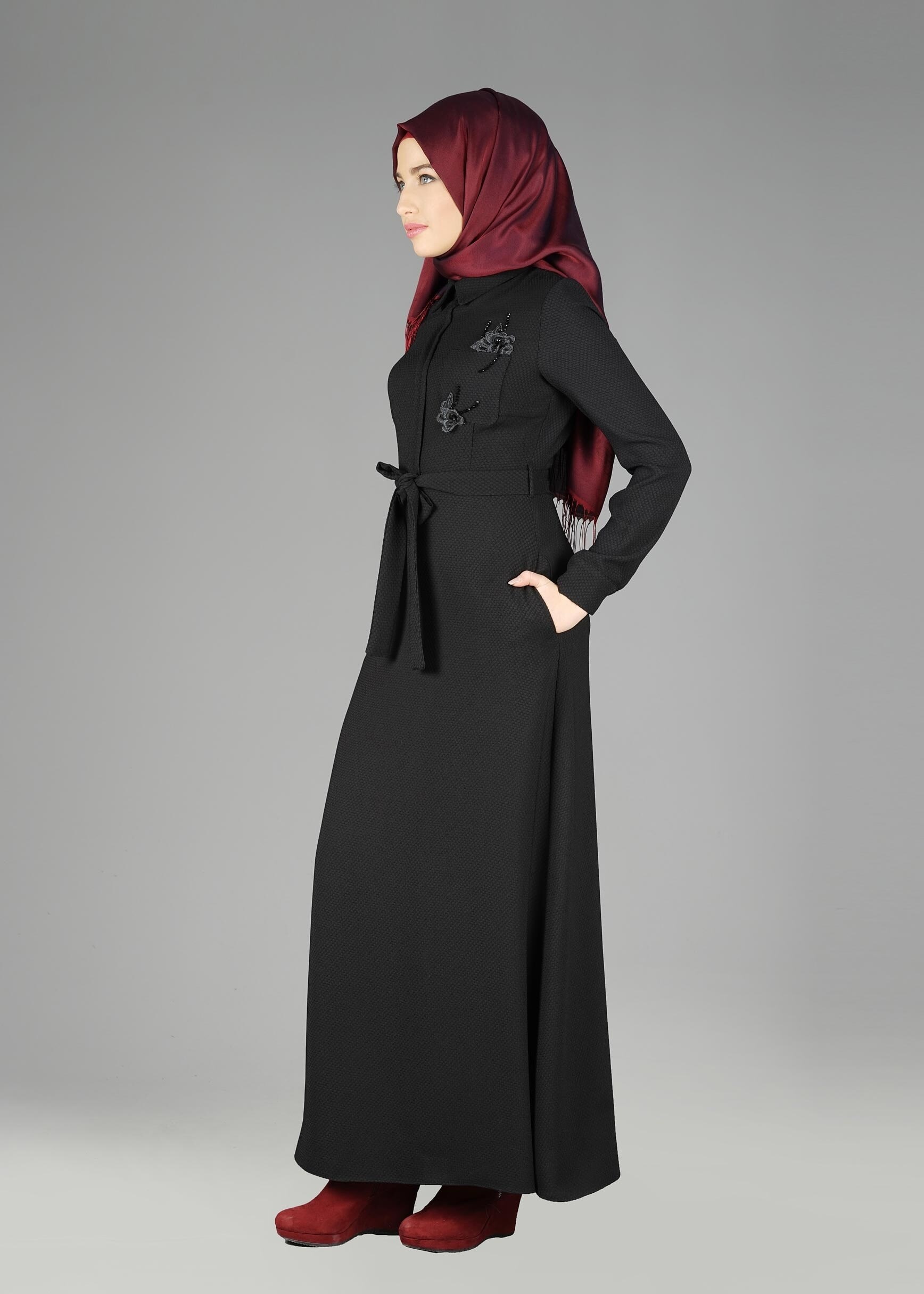 Tesettür giyim SİYAH BELİ KUŞAKLI ÜÇ BOYUTLU ÇİÇEK DETAYLI ELBİSE  4969 