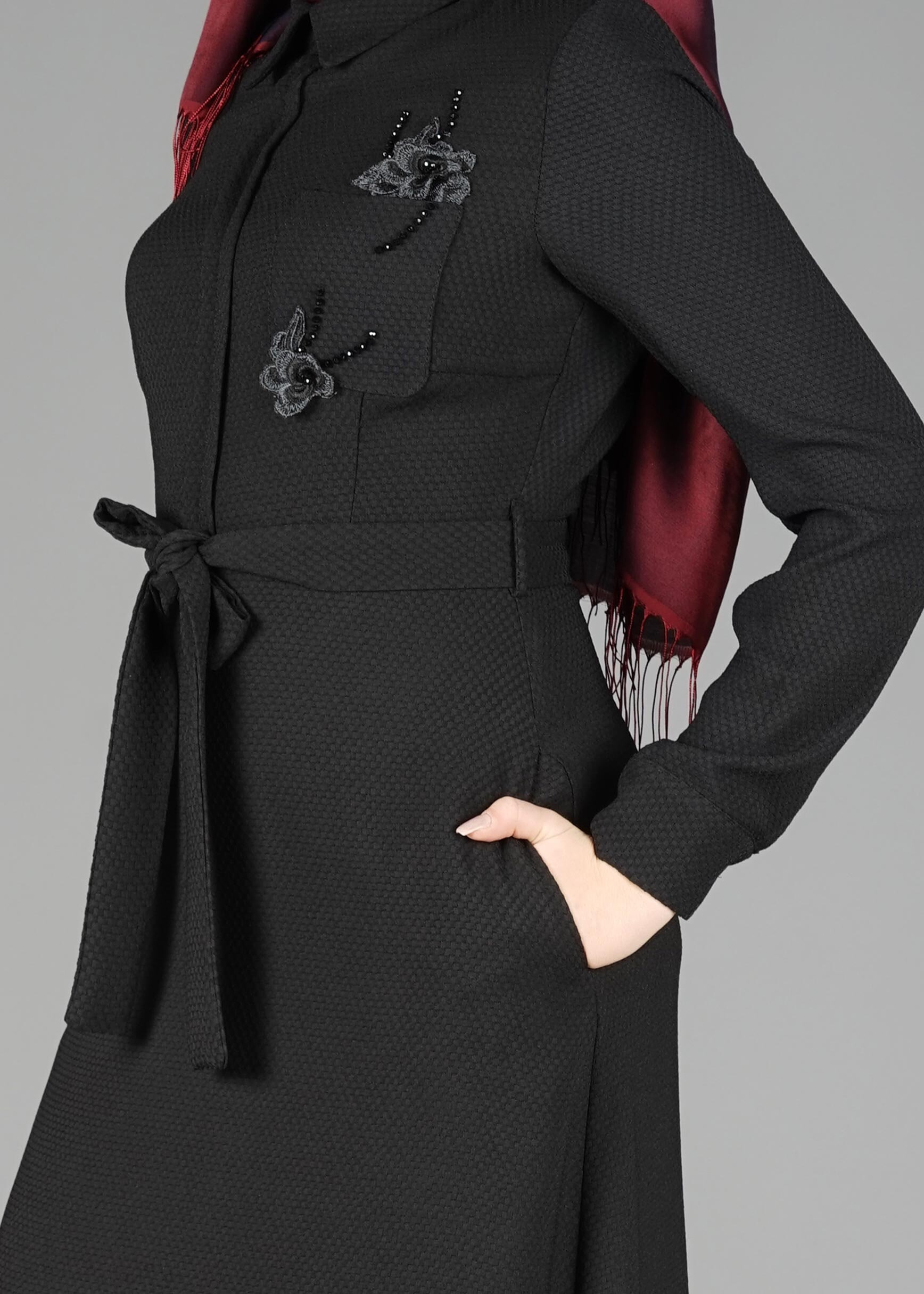 Tesettür giyim SİYAH BELİ KUŞAKLI ÜÇ BOYUTLU ÇİÇEK DETAYLI ELBİSE  4969 