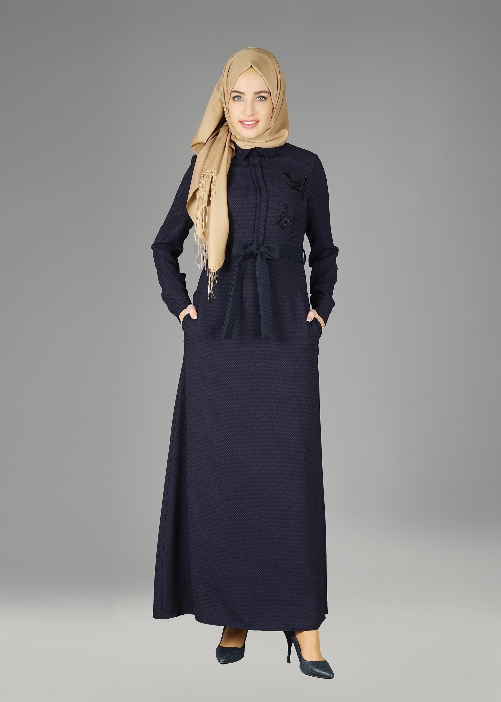 Tesettür giyim LACİVERT BELİ KUŞAKLI ÜÇ BOYUTLU ÇİÇEK DETAYLI ELBİSE  4969 