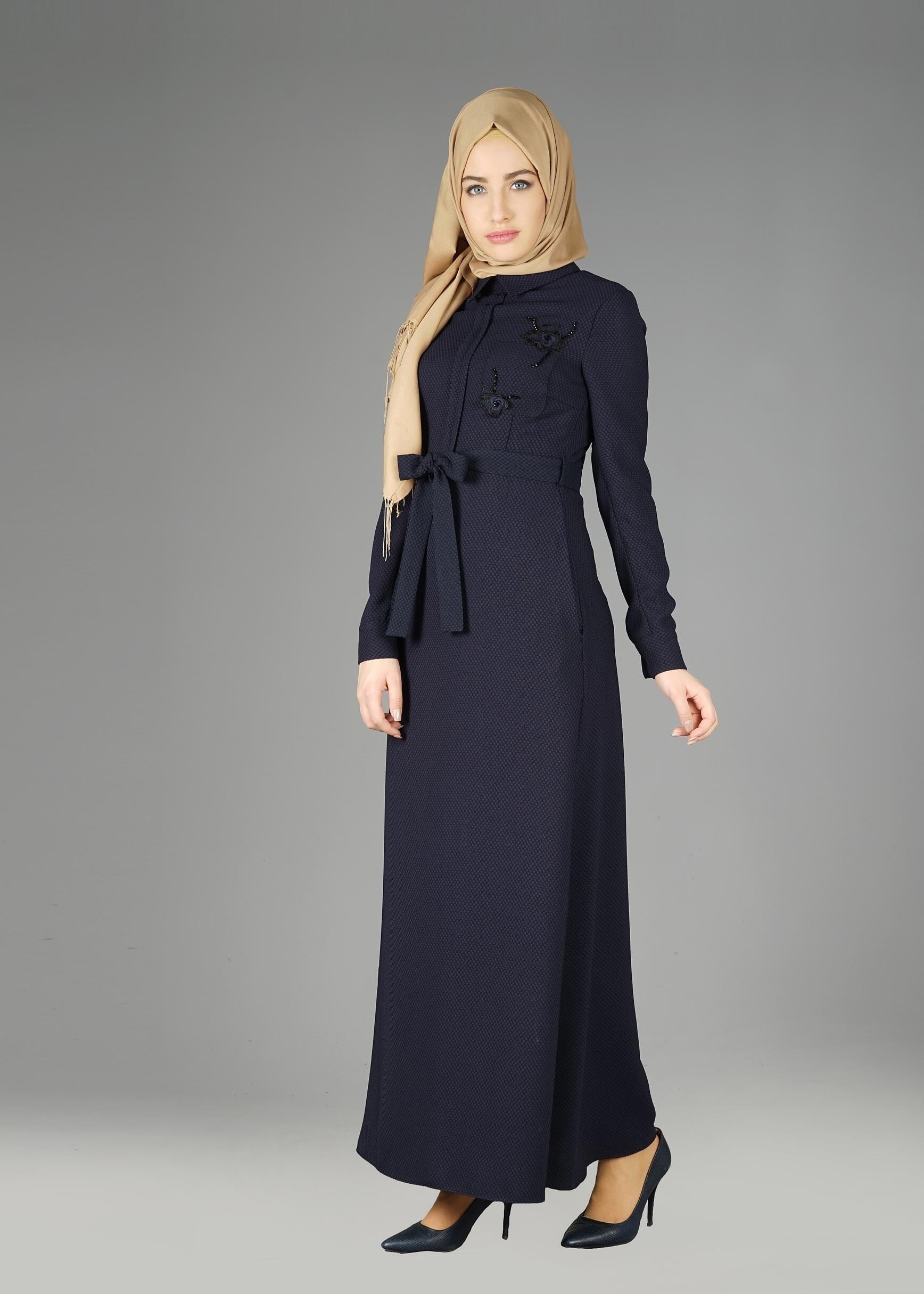 Tesettür giyim LACİVERT BELİ KUŞAKLI ÜÇ BOYUTLU ÇİÇEK DETAYLI ELBİSE  4969 