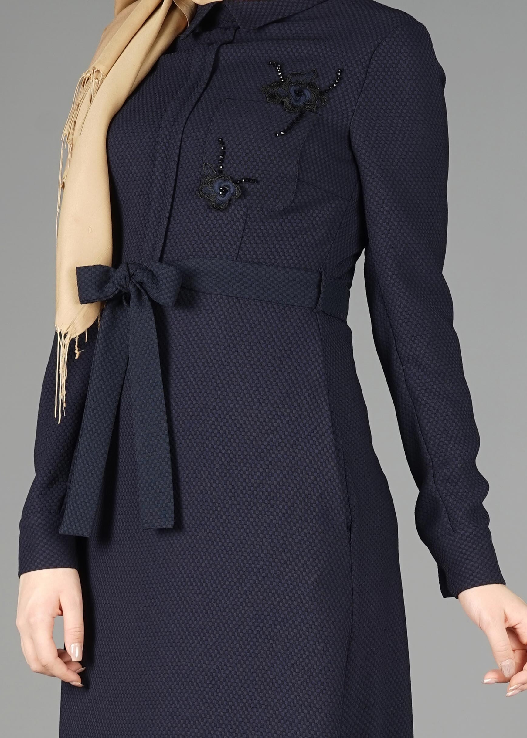 Tesettür giyim LACİVERT BELİ KUŞAKLI ÜÇ BOYUTLU ÇİÇEK DETAYLI ELBİSE  4969 