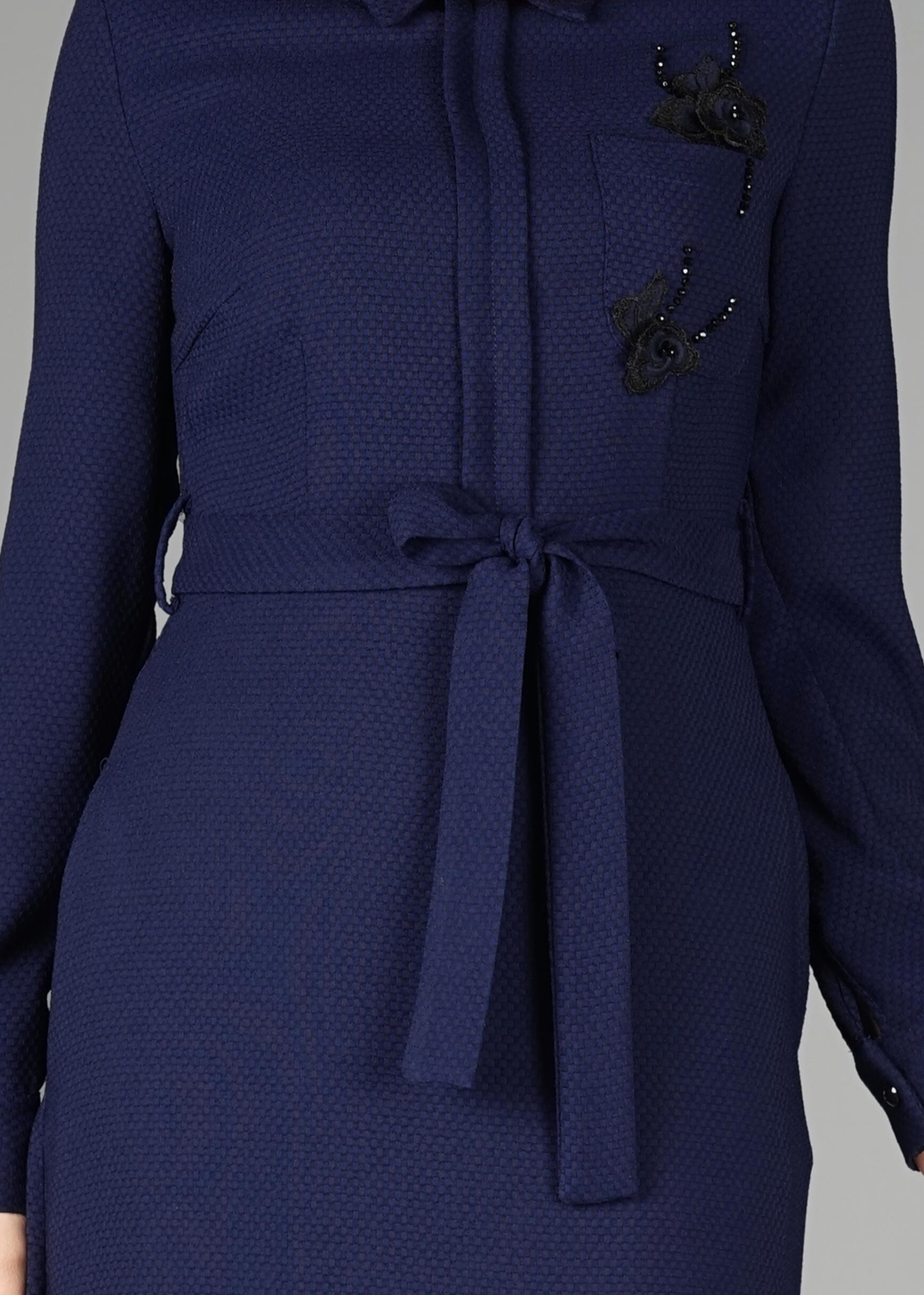 Tesettür giyim LACİVERT BELİ KUŞAKLI ÜÇ BOYUTLU ÇİÇEK DETAYLI ELBİSE  4969 