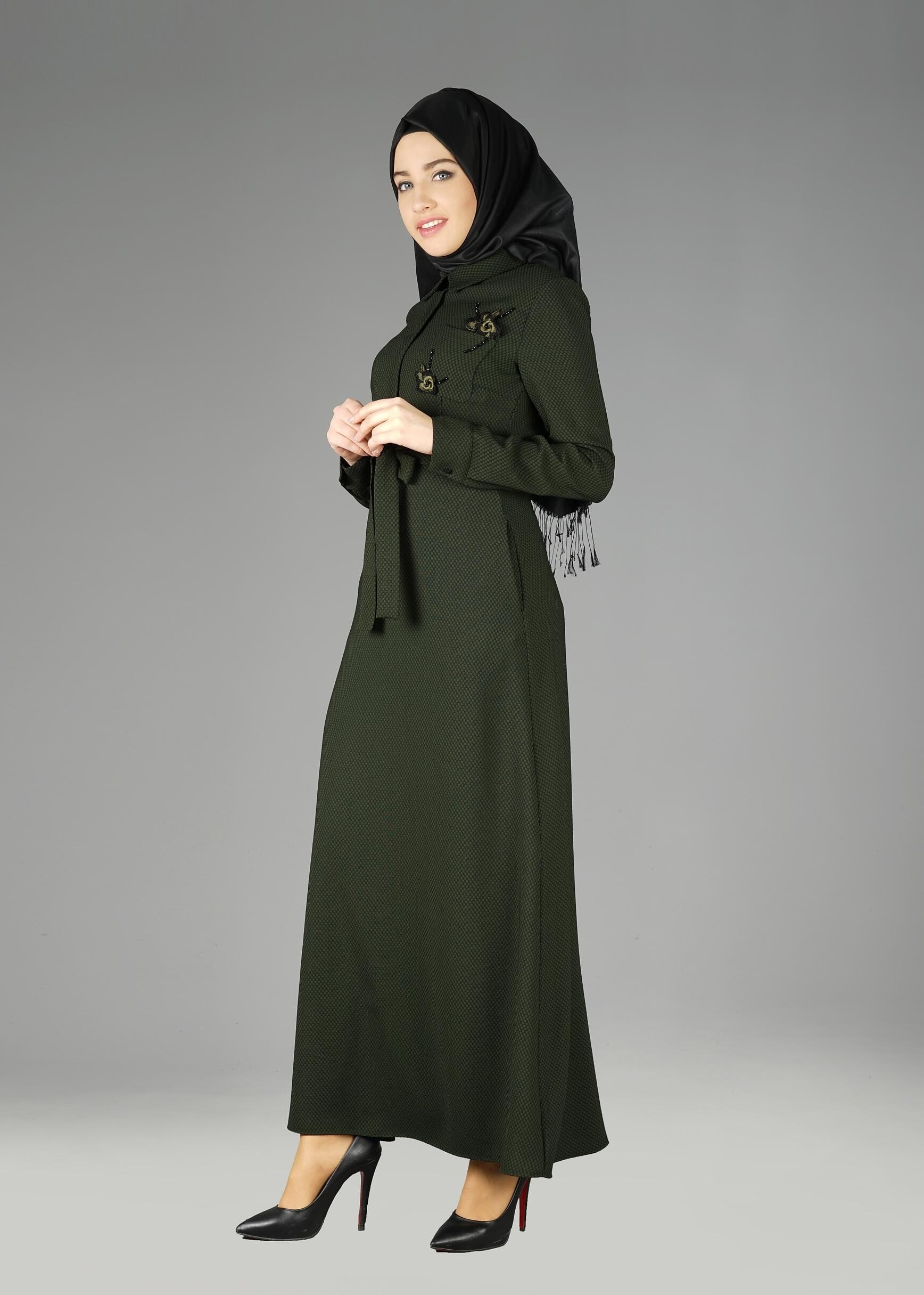 Tesettür giyim YEŞİL BELİ KUŞAKLI ÜÇ BOYUTLU ÇİÇEK DETAYLI ELBİSE  4969 