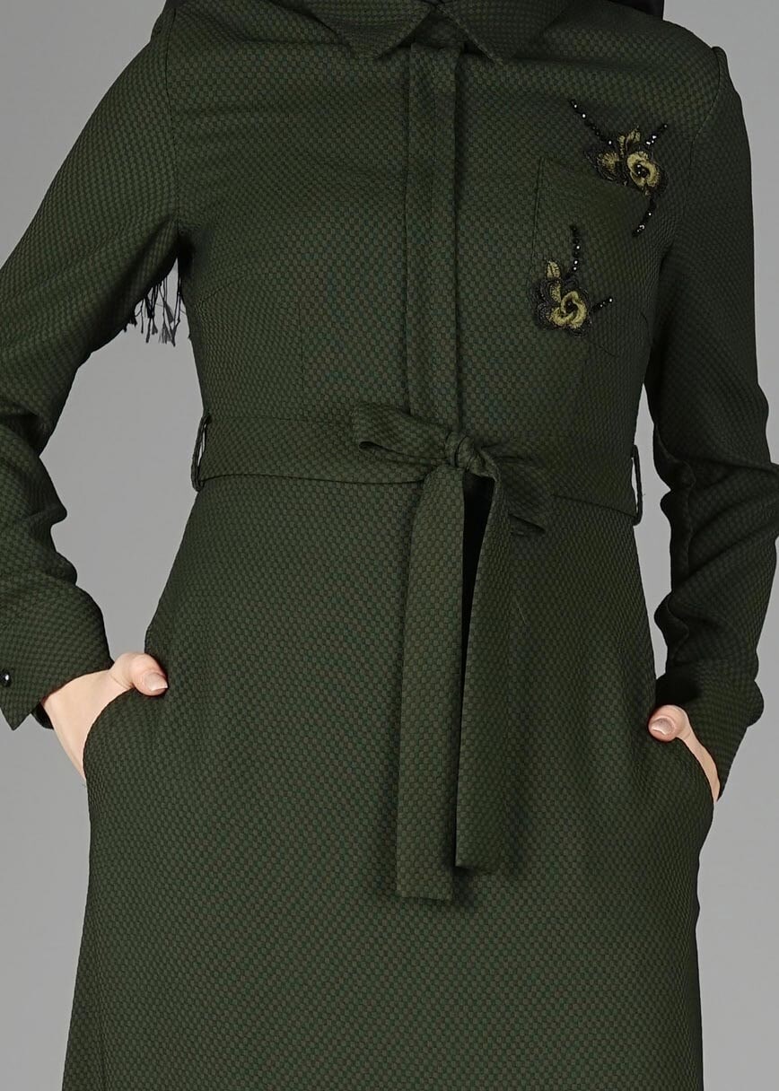 Tesettür giyim YEŞİL BELİ KUŞAKLI ÜÇ BOYUTLU ÇİÇEK DETAYLI ELBİSE  4969 