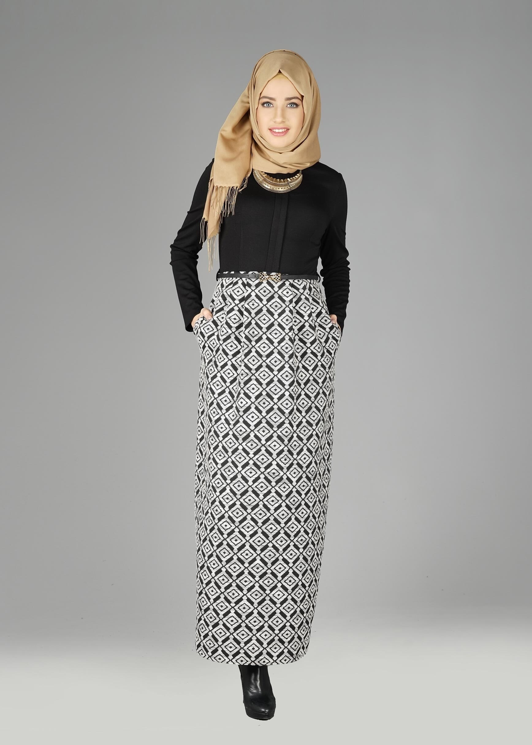 Tesettür giyim SİYAH DESENLİ ELBİSE 4986 