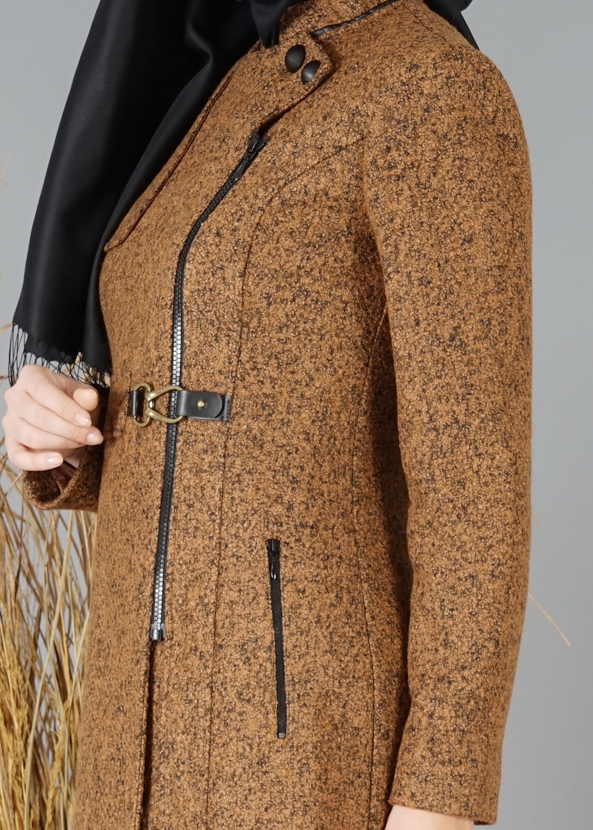 Tesettür giyim TABA KIRÇILLI FERMUARLI KABAN 9460