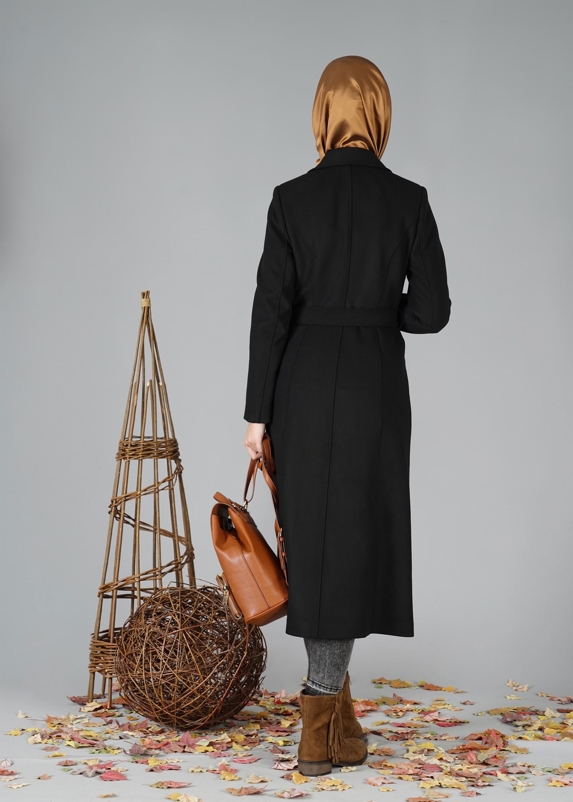 Tesettür giyim SİYAH DÜĞMELİ KEMERLİ KAŞE KABAN 9461