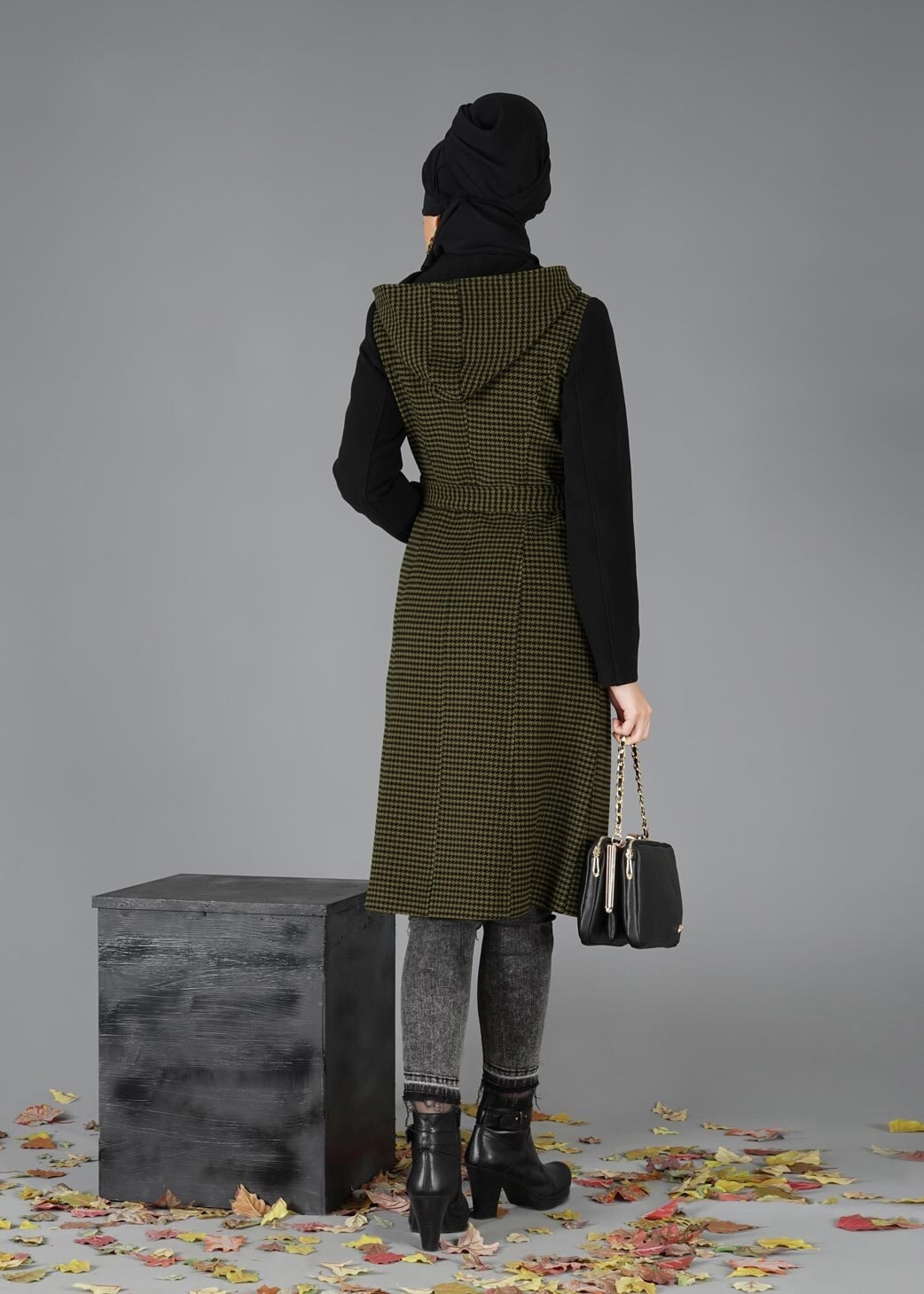 Tesettür giyim SİYAH KAZAYAĞI DESENLİ KABAN 9465