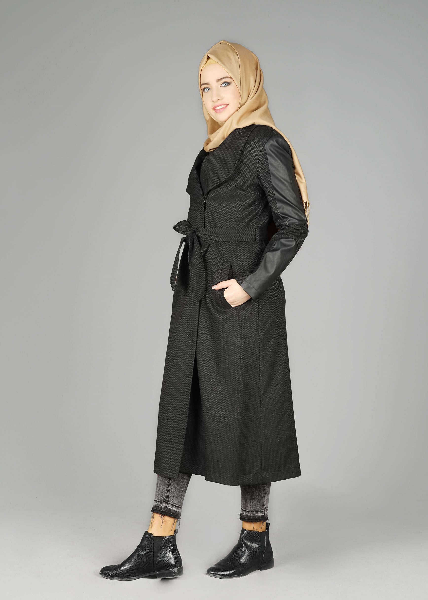 Tesettür giyim SİYAH KUŞAKLI DOKULU KABAN 9470