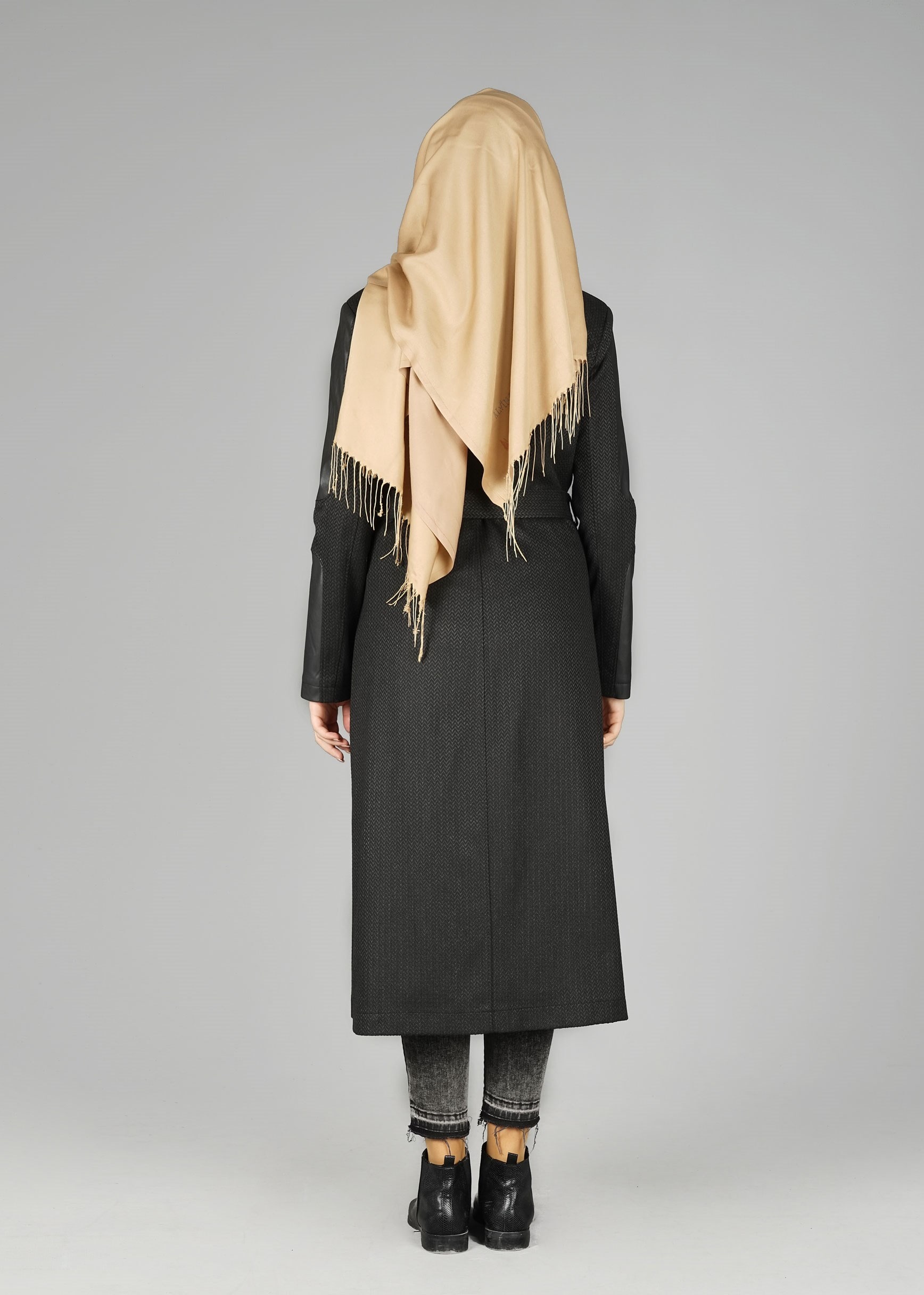 Tesettür giyim SİYAH KUŞAKLI DOKULU KABAN 9470