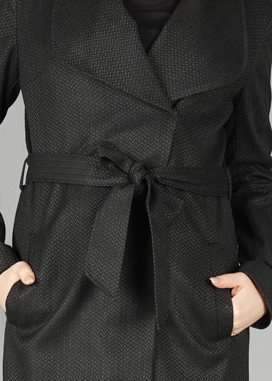 Tesettür giyim SİYAH KUŞAKLI DOKULU KABAN 9470