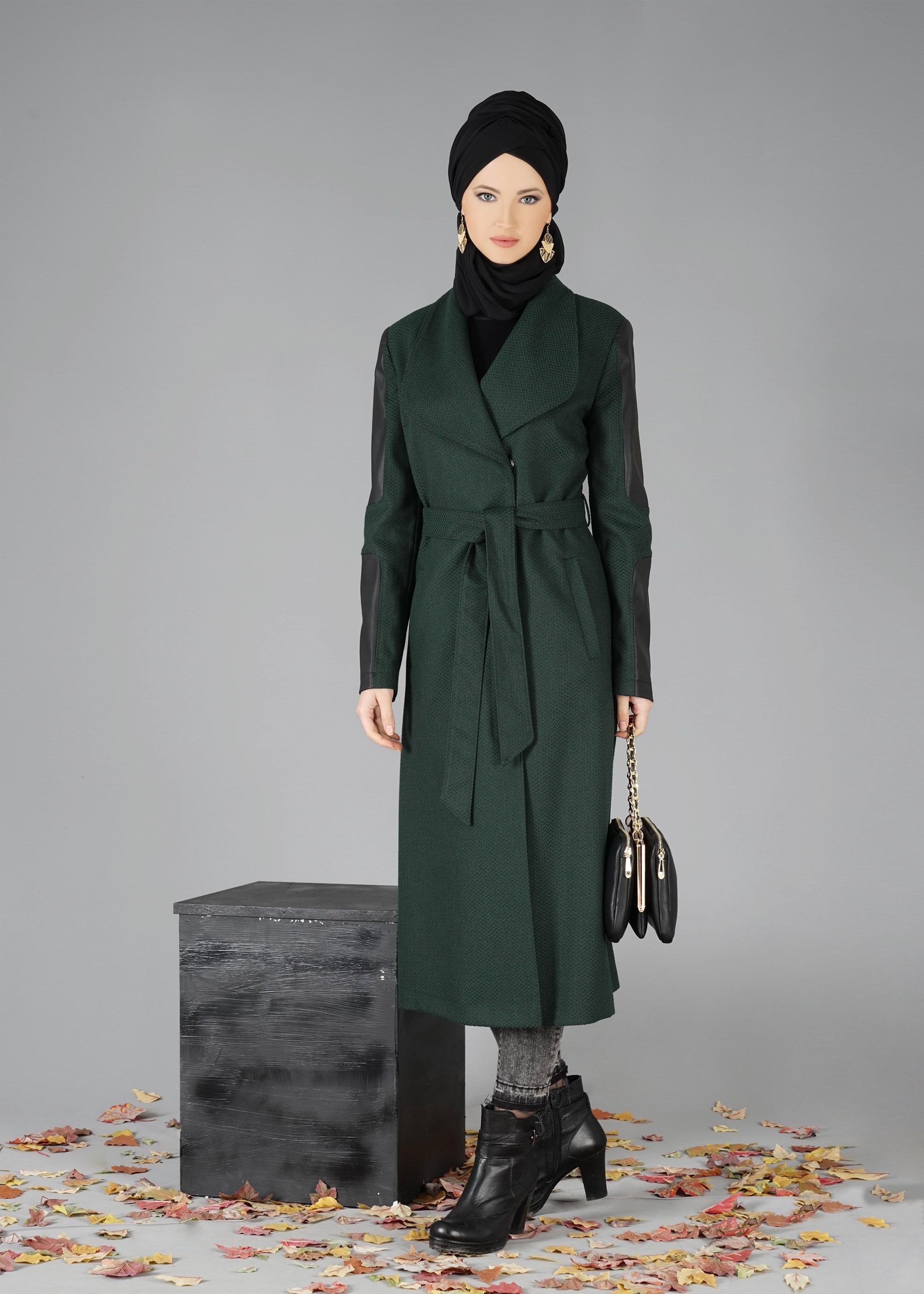 Tesettür giyim YEŞİL KUŞAKLI DOKULU KABAN 9470