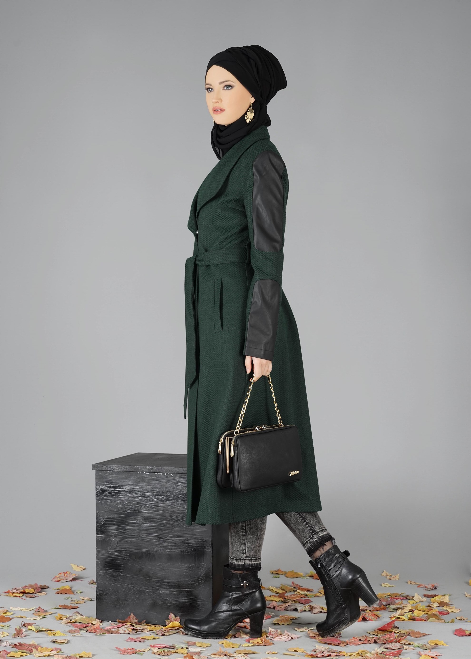 Tesettür giyim YEŞİL KUŞAKLI DOKULU KABAN 9470