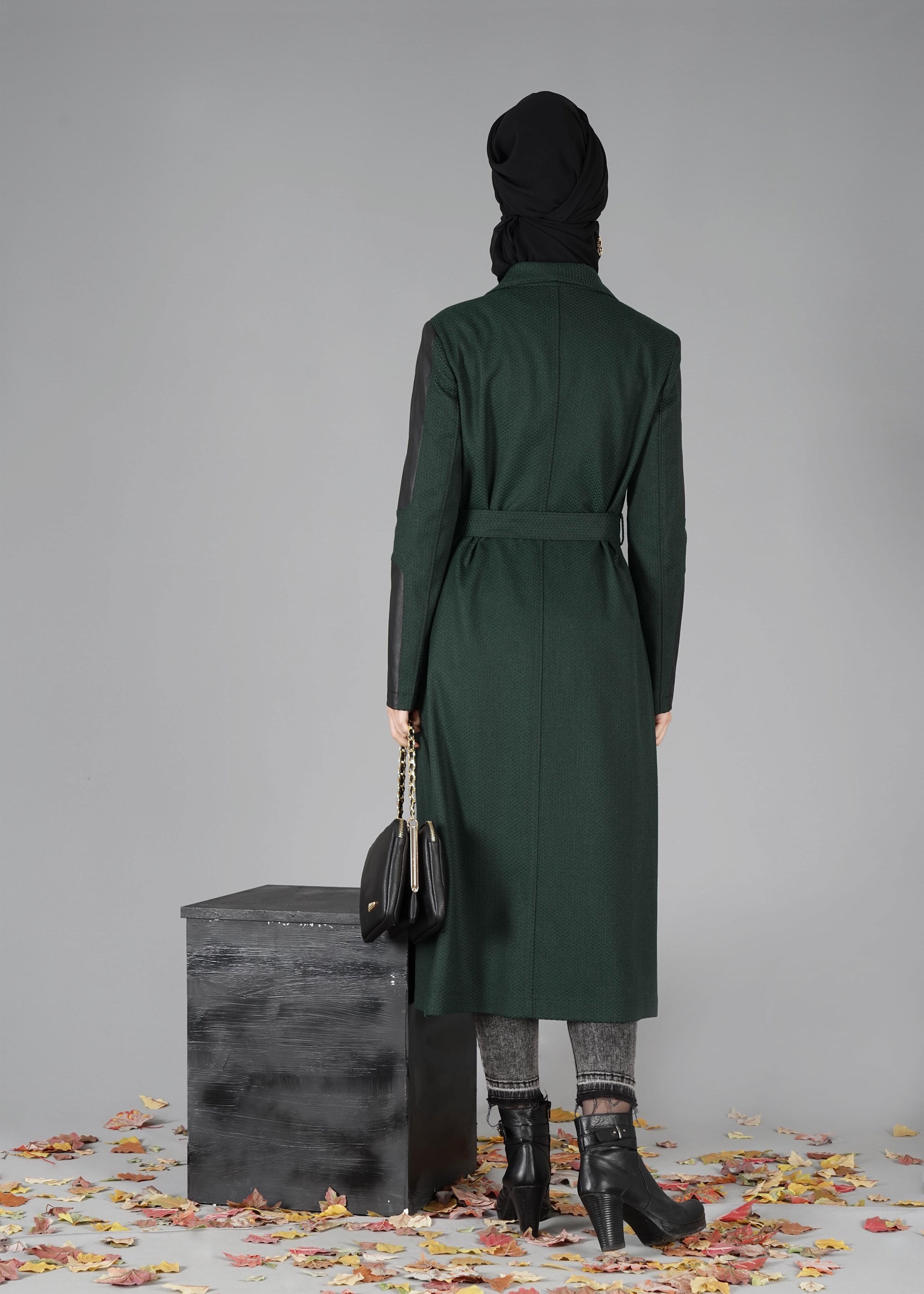 Tesettür giyim YEŞİL KUŞAKLI DOKULU KABAN 9470