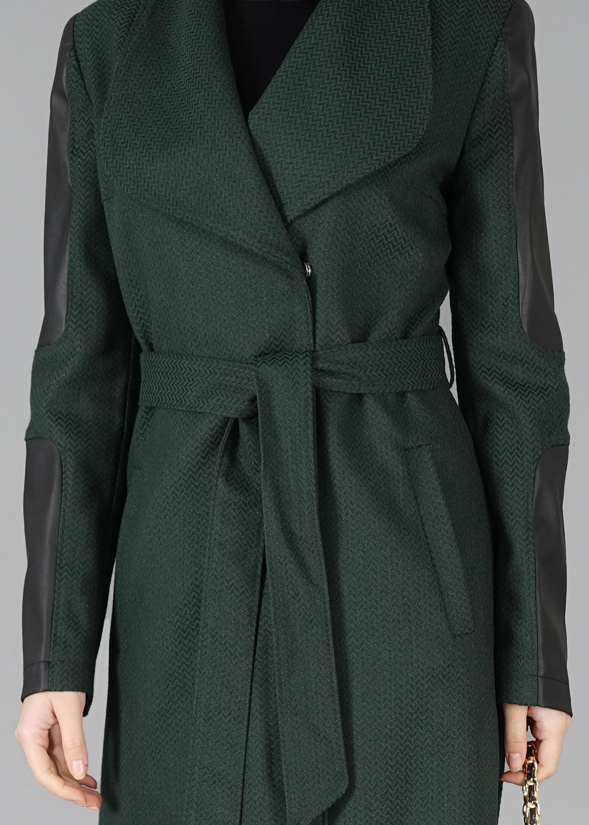 Tesettür giyim YEŞİL KUŞAKLI DOKULU KABAN 9470