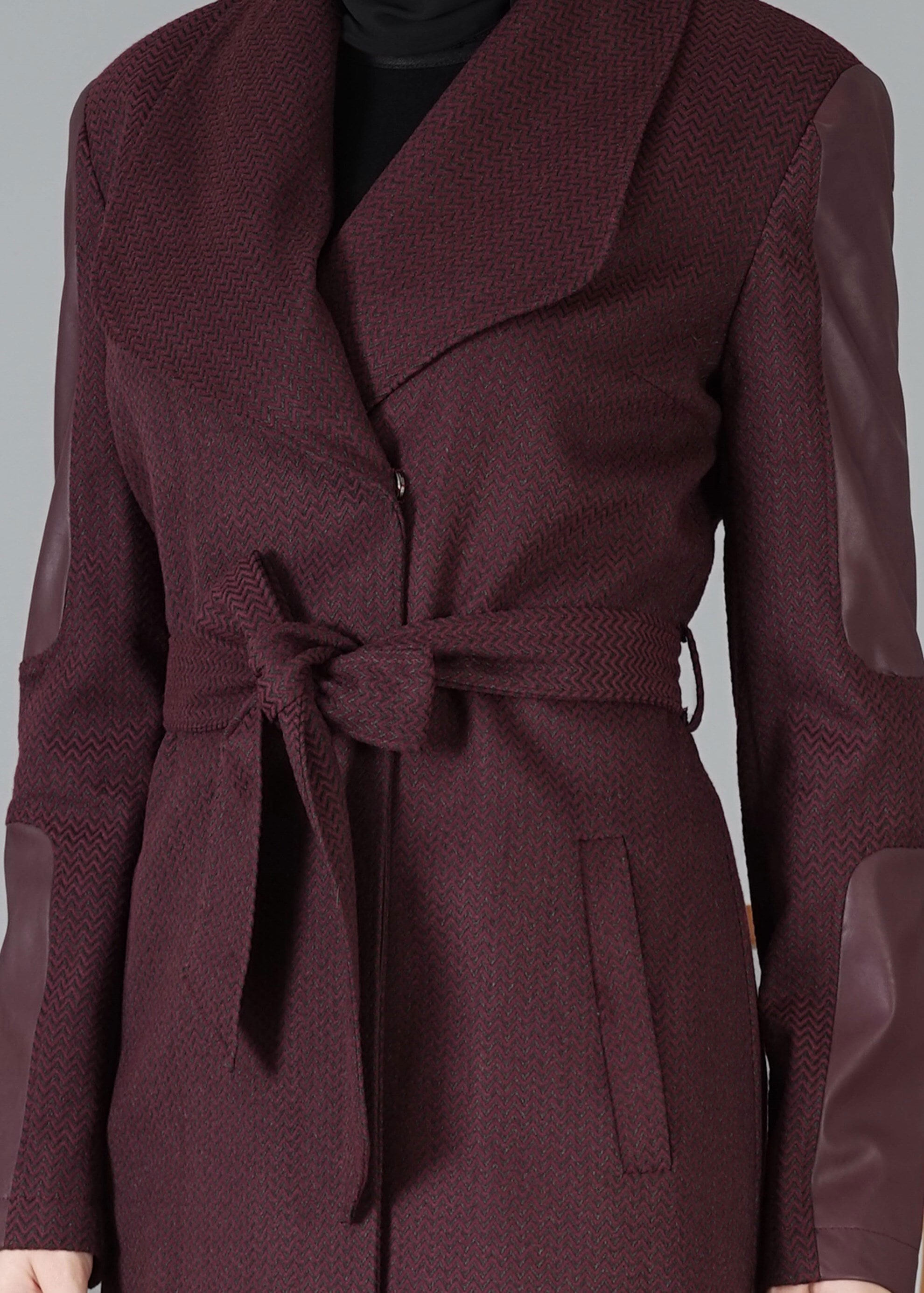 Tesettür giyim BORDO KUŞAKLI DOKULU KABAN 9470