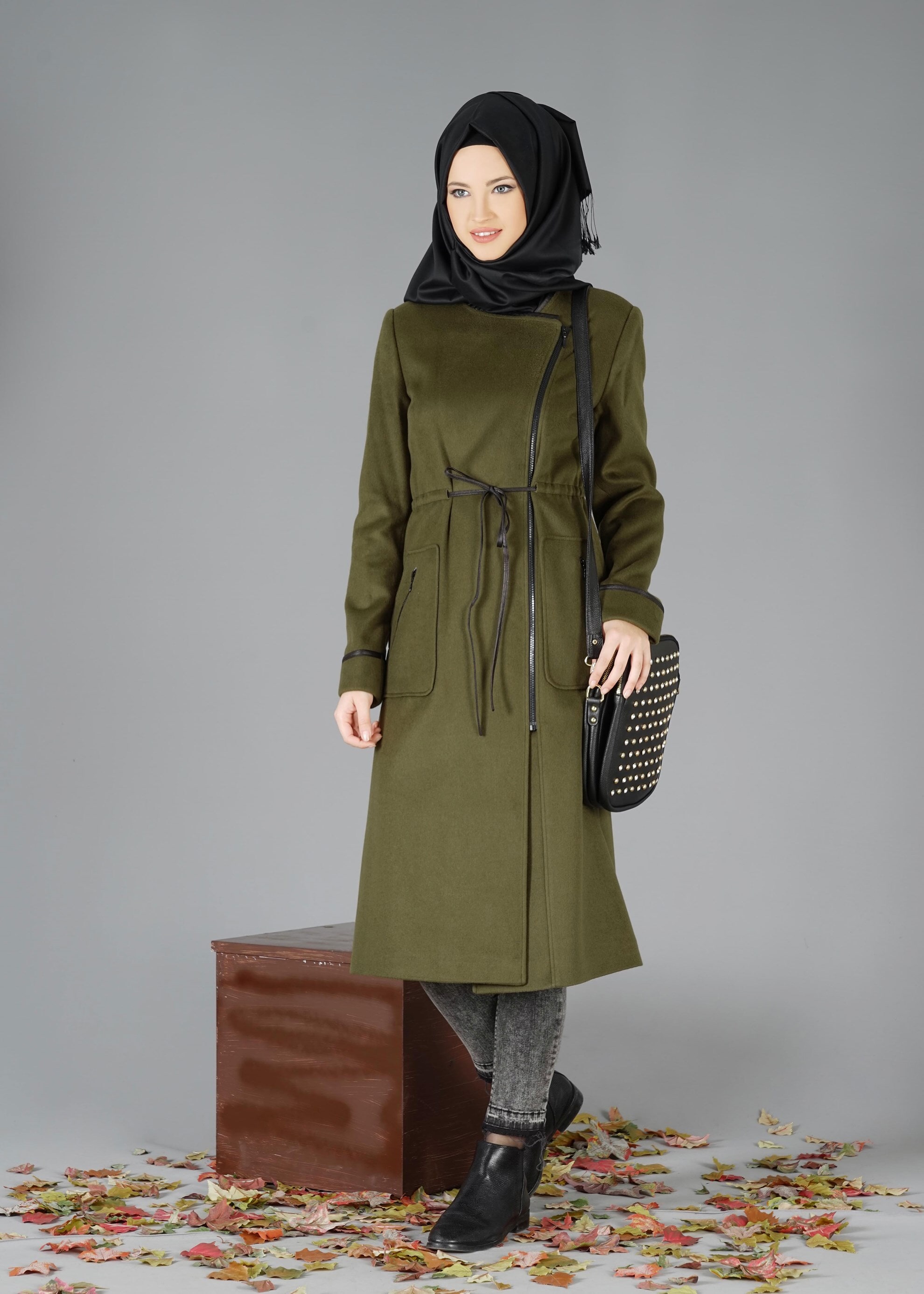 Tesettür giyim YEŞİL BELİ BÜZGÜLÜ BAĞCIKLI KABAN 9473